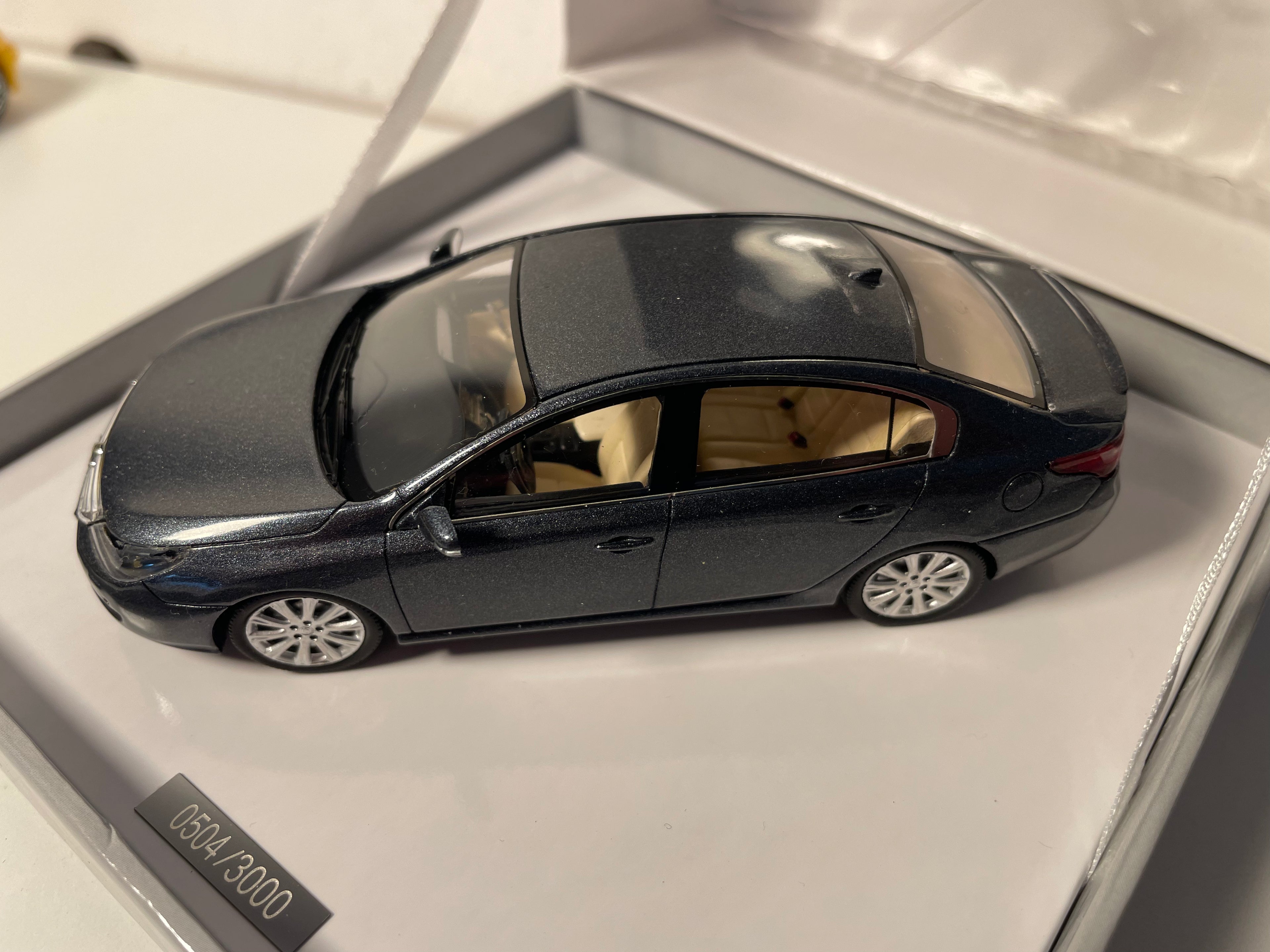 Renault Latitude szary ciemny - SPARK - zestaw w kwadratowym pudełku