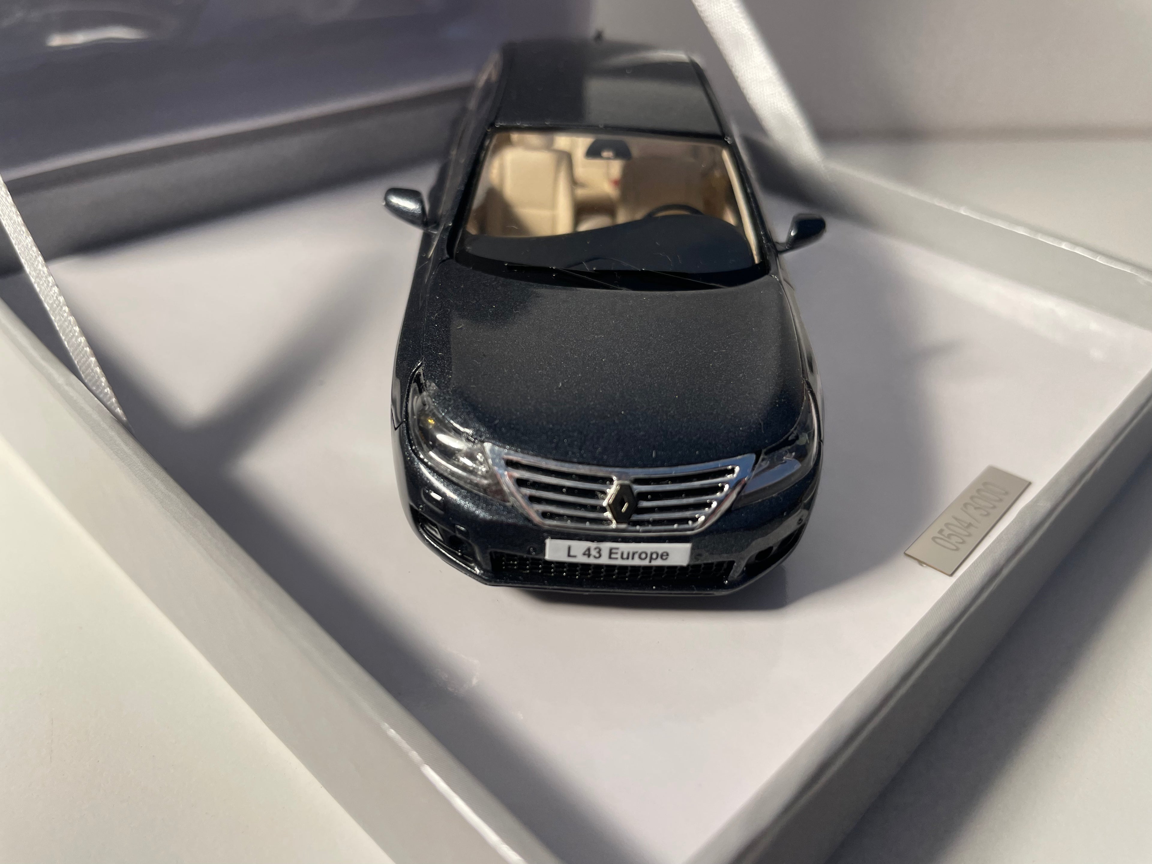 Renault Latitude szary ciemny - SPARK - zestaw w kwadratowym pudełku