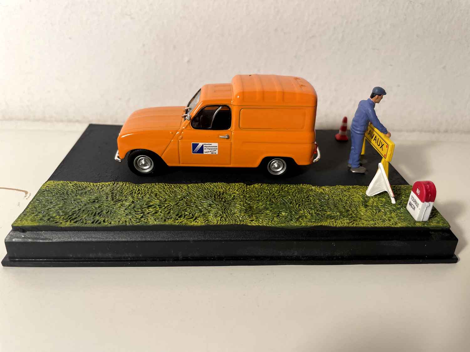 Renault 4 furgão laranja - La Nationale 7 - a rota azul