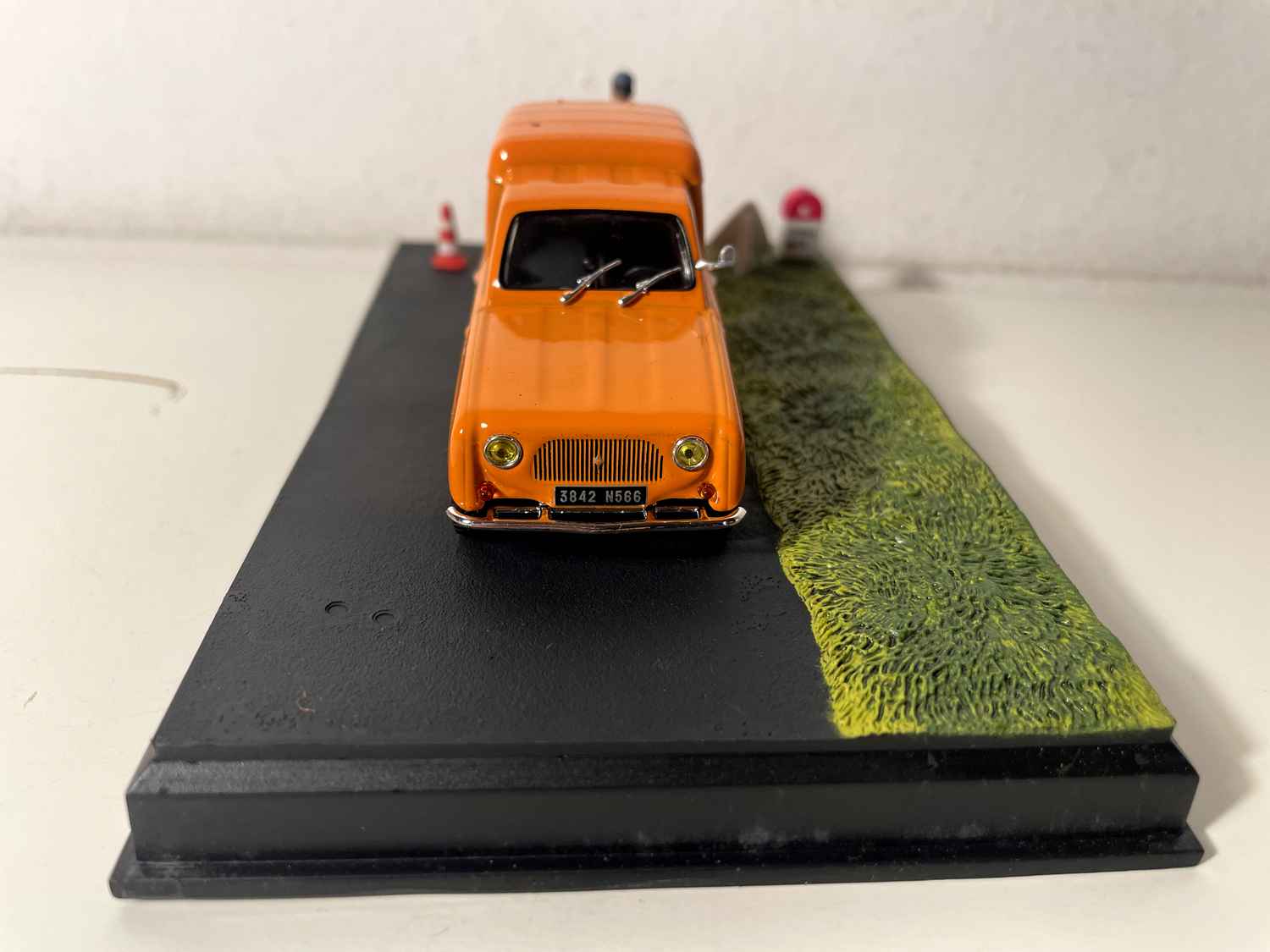 Renault 4 furgão laranja - La Nationale 7 - a rota azul