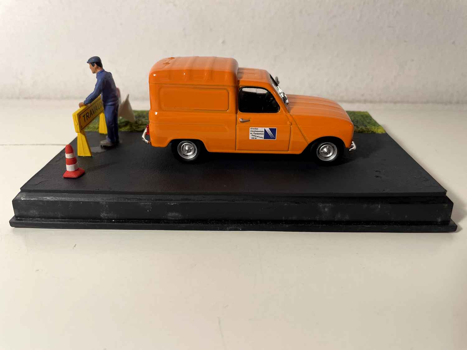Renault 4 furgão laranja - La Nationale 7 - a rota azul