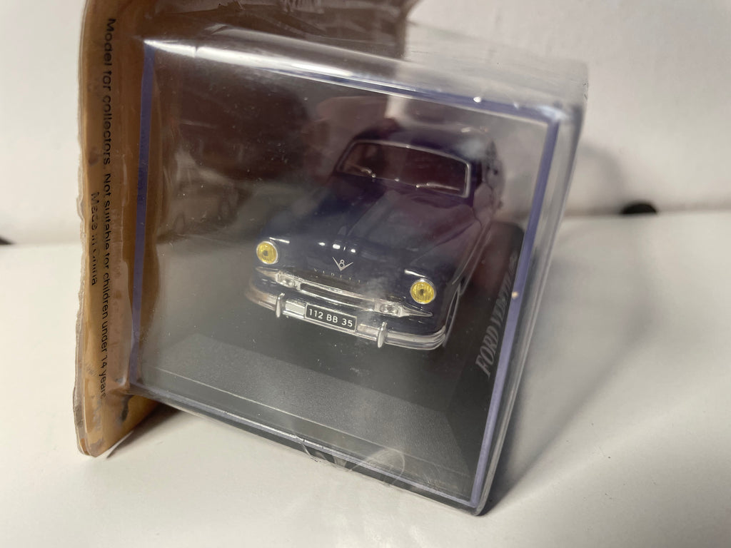 Niebieski Ford Vedette z 1954 roku