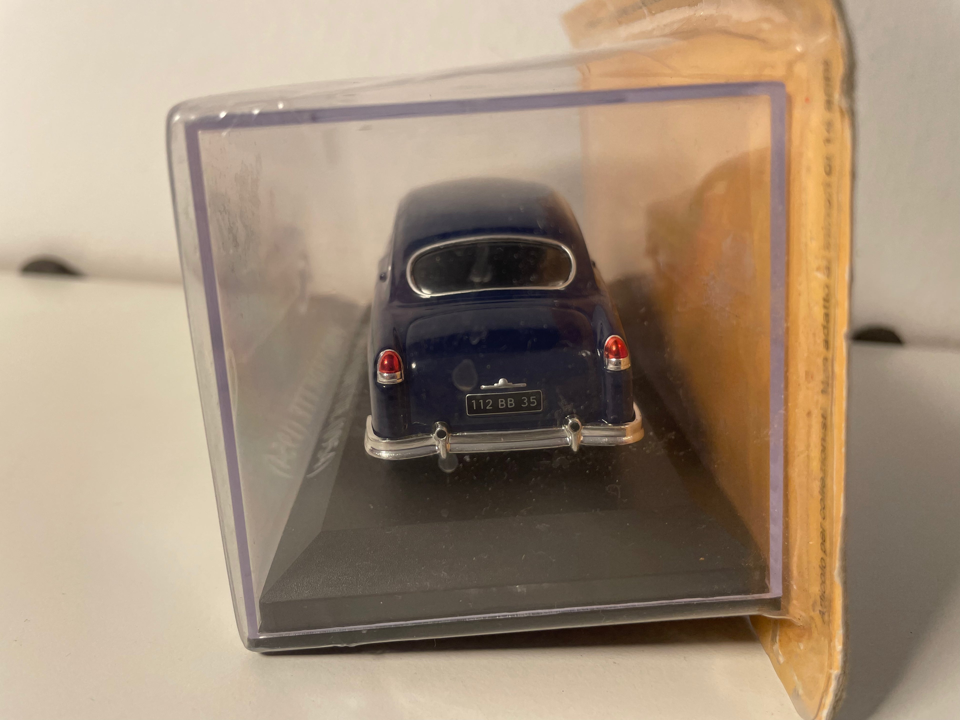 Niebieski Ford Vedette z 1954 roku