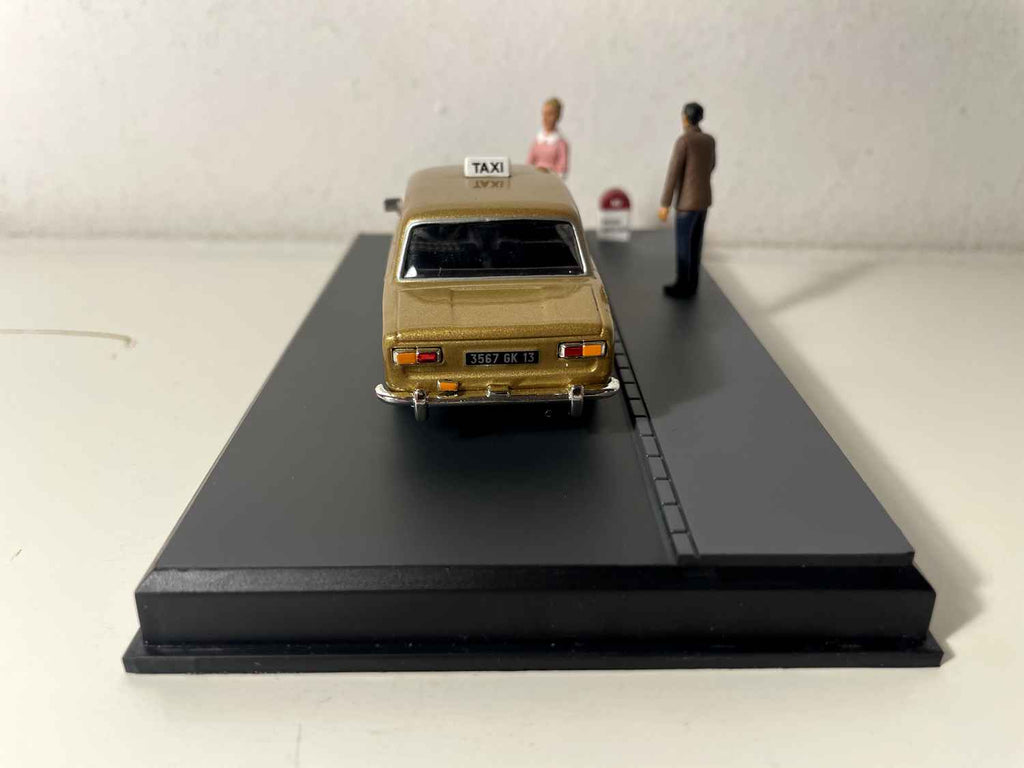 Lada 1200 marron - La Nationale 7 - la route bleue