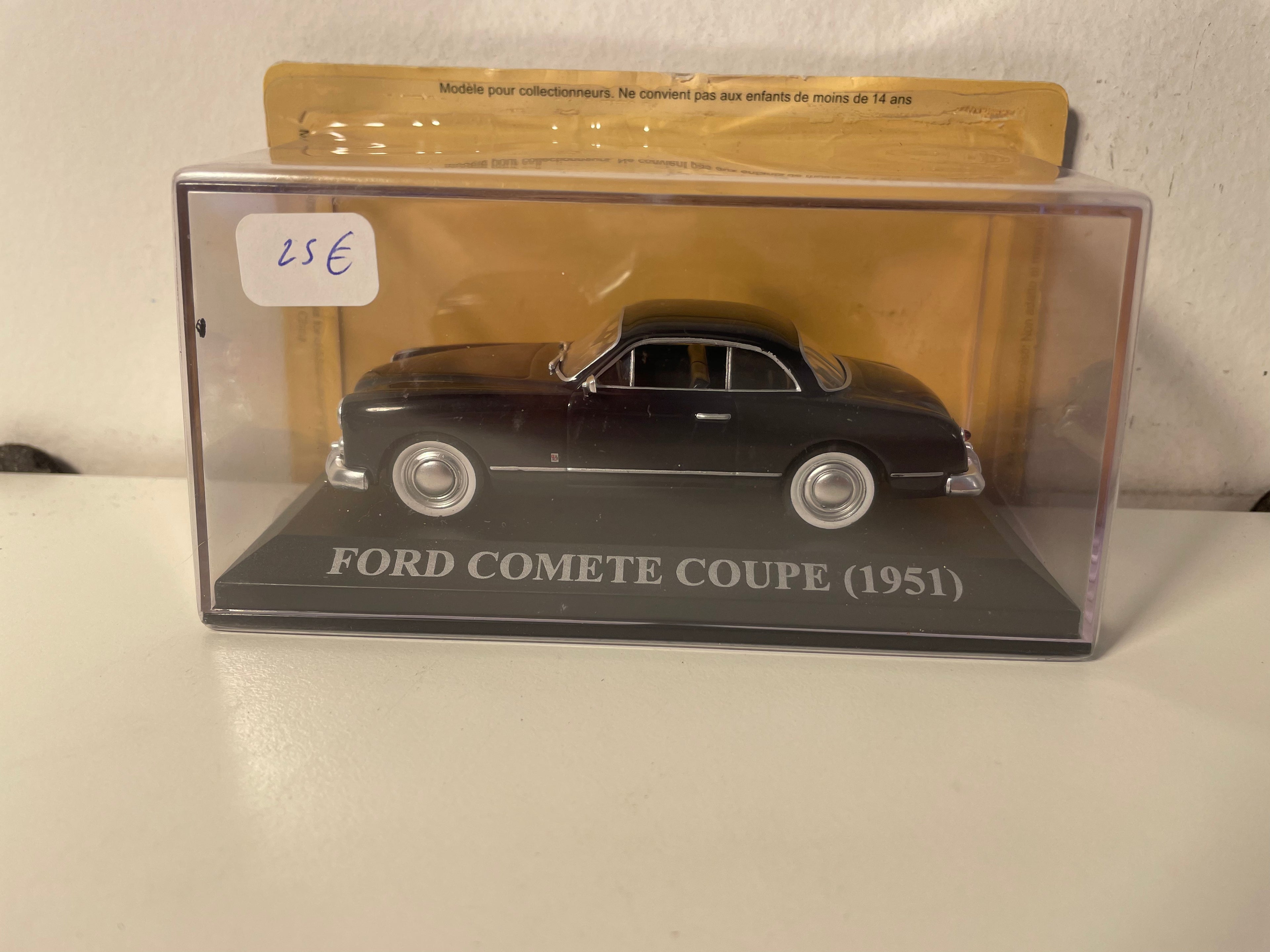 Ford Comète coupé bleue très très foncée de 1951