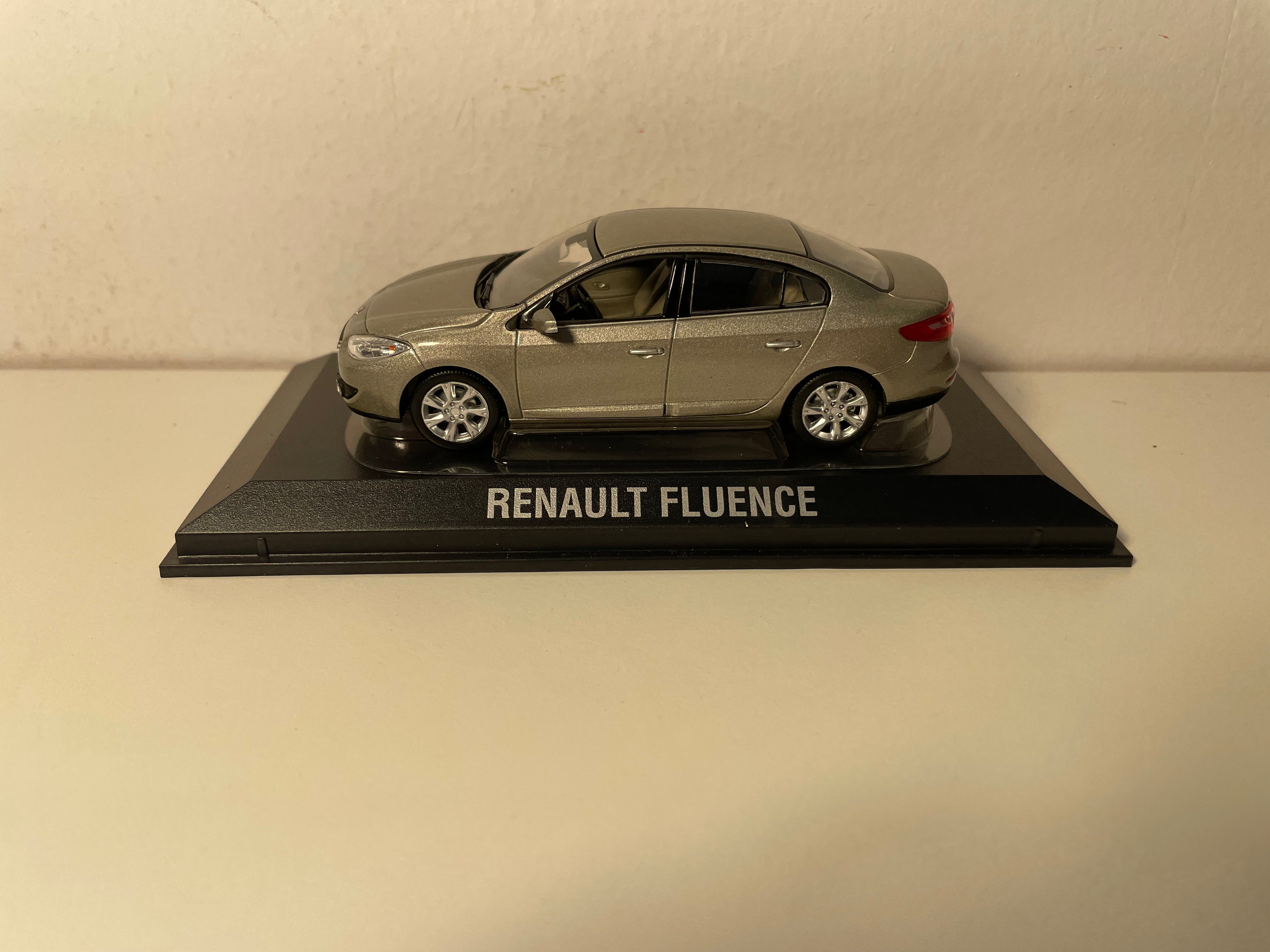 Renault Fluence marrón claro? - NOREV