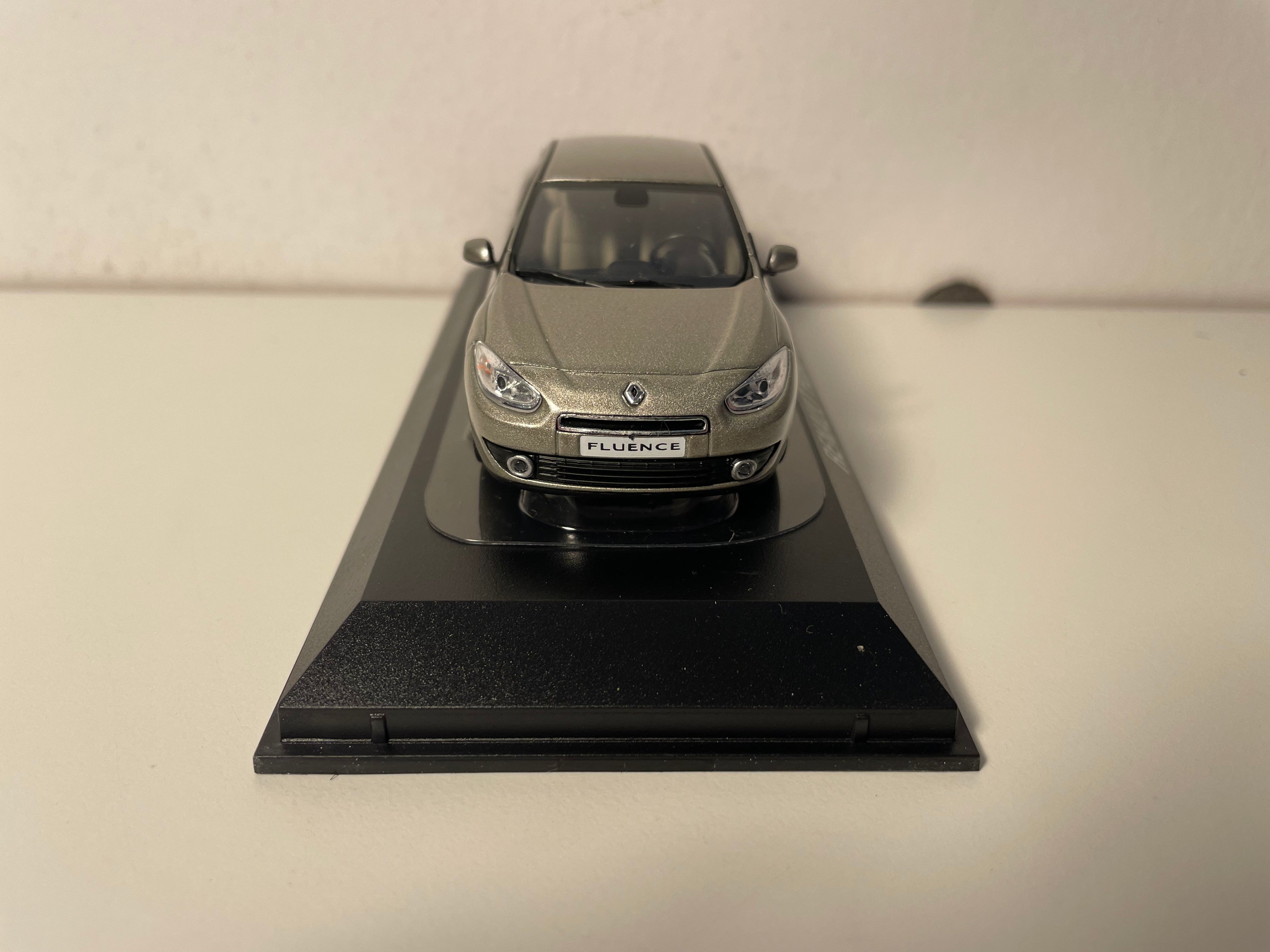 Renault Fluence marrón claro? - NOREV
