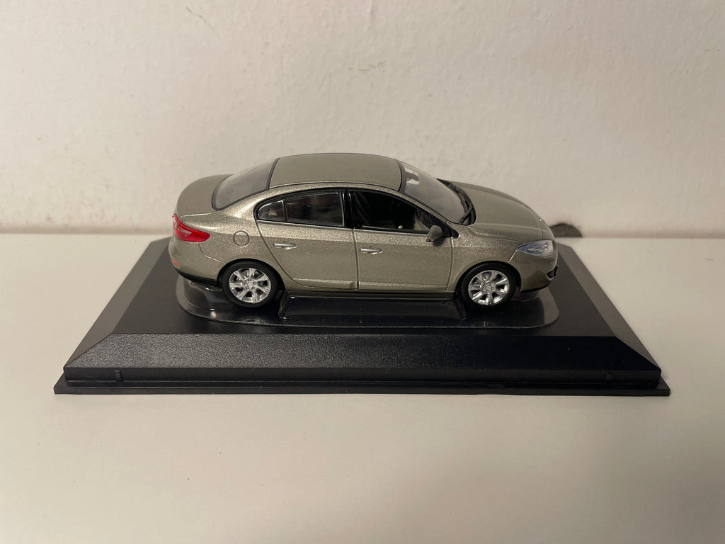 Renault Fluence marrón claro? - NOREV