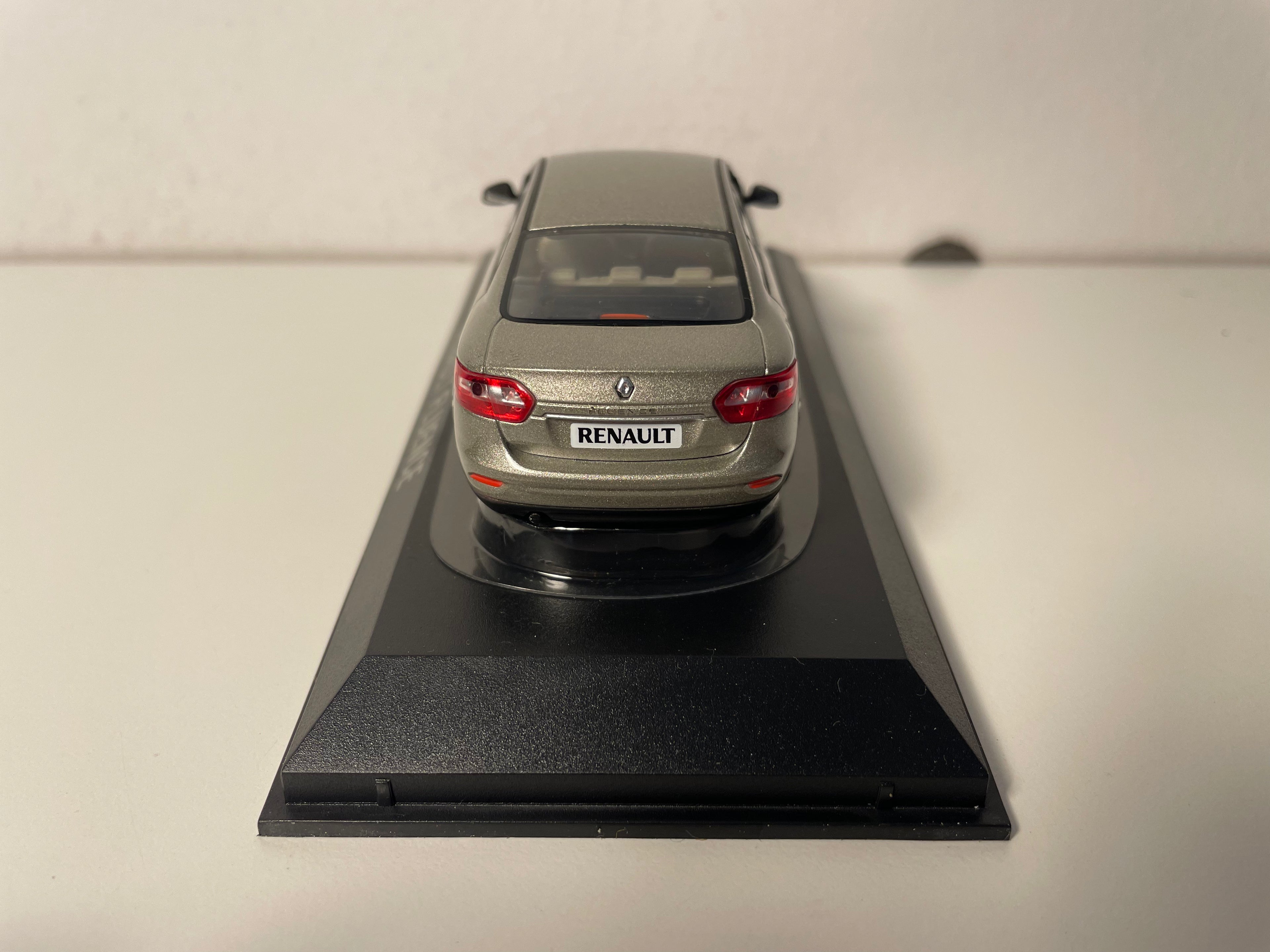 Renault Fluence marrón claro? - NOREV