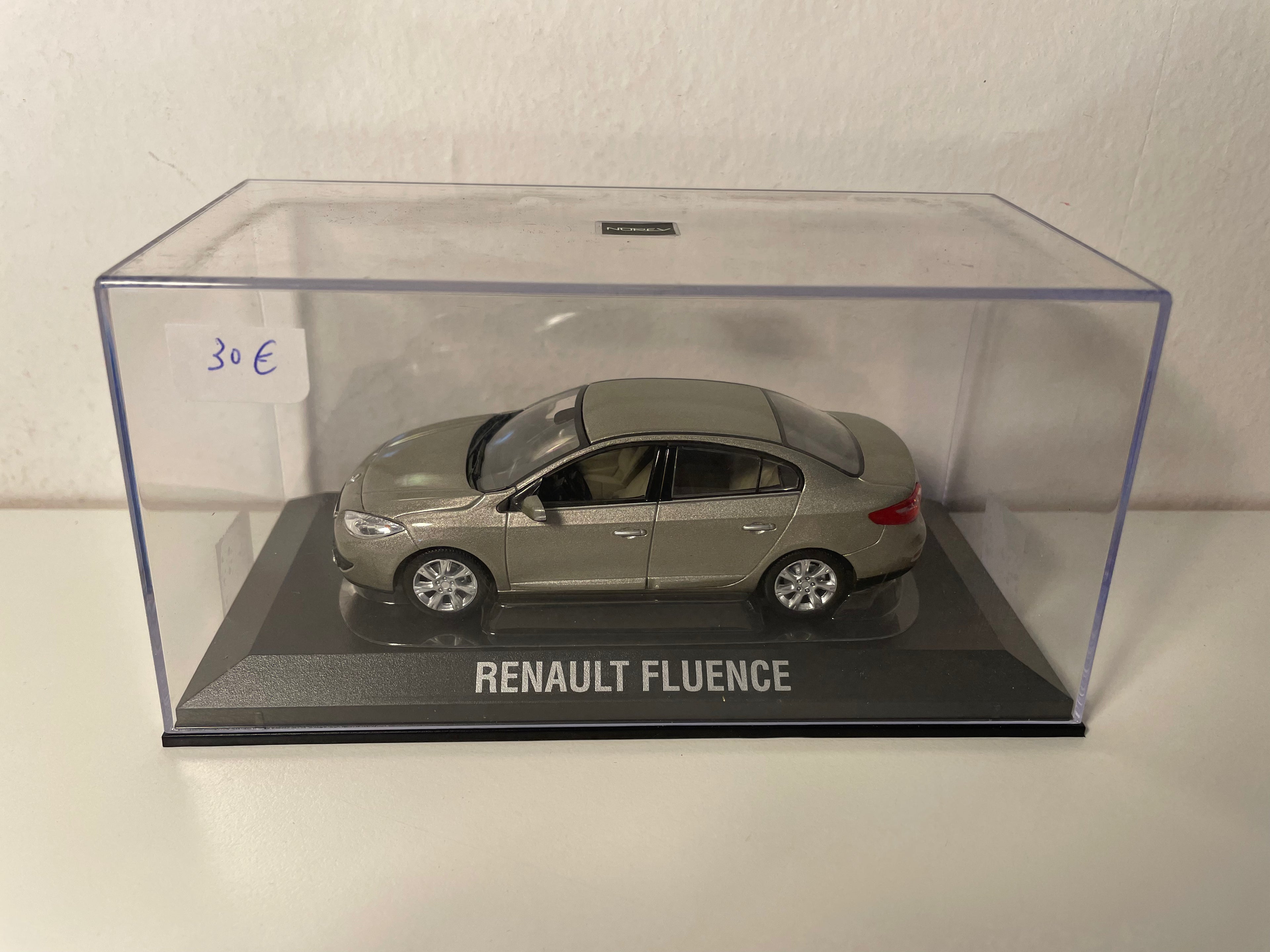 Renault Fluence marrón claro? - NOREV