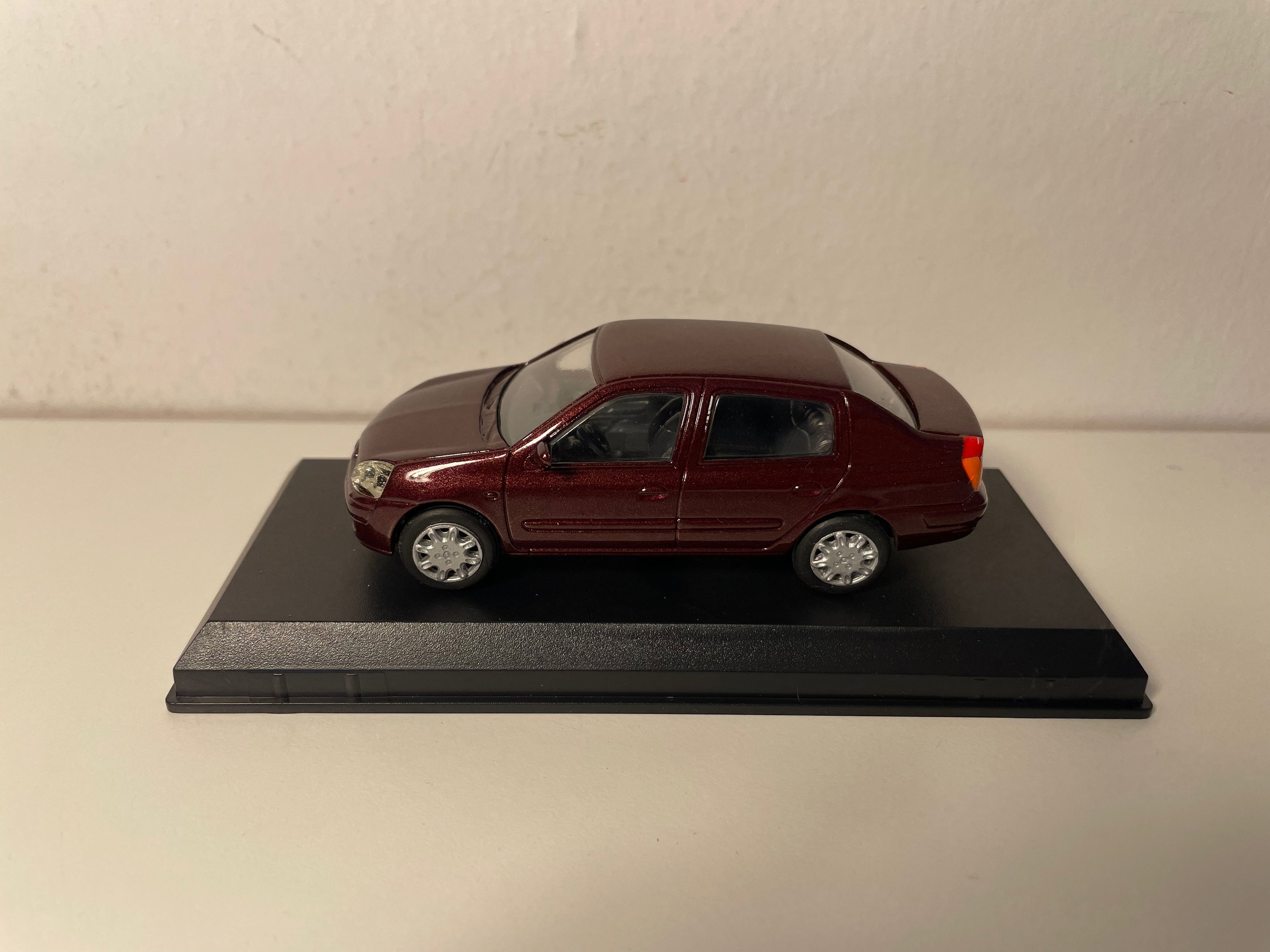 Renault Clio "SYMBOL" - "THALIA" sedan 4-drzwiowy - kolekcja Prestige