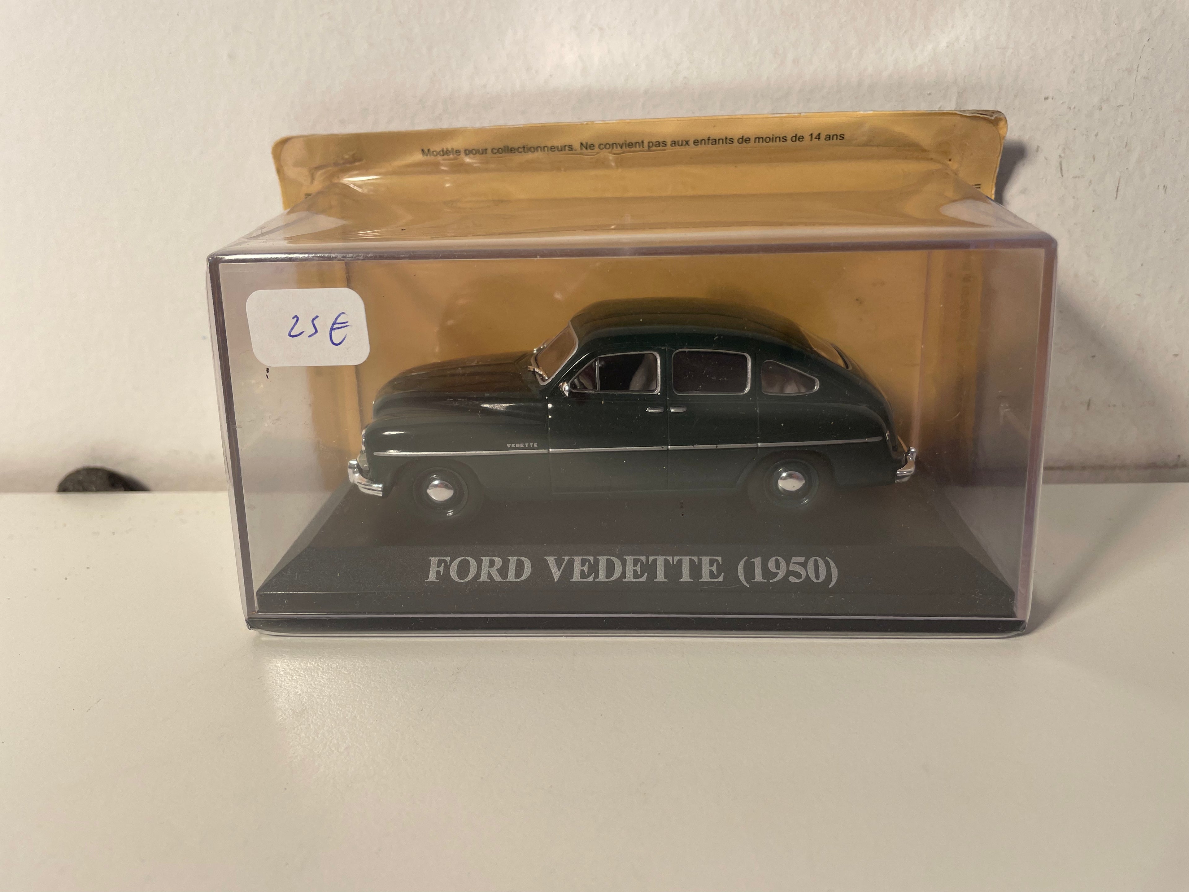 Ford Vedette verte foncée de 1950