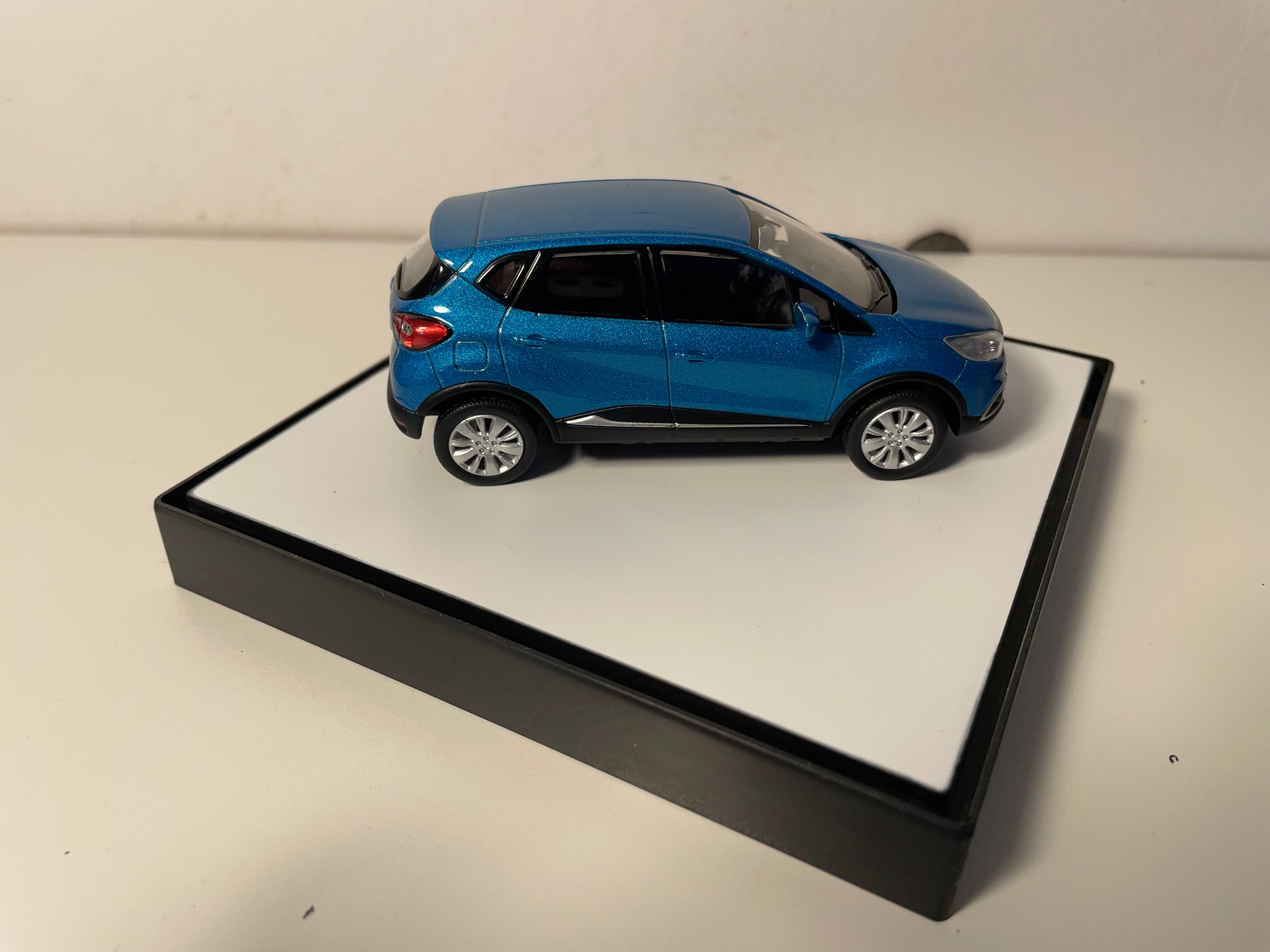 Renault Captur bleue - coffret boite carrée
