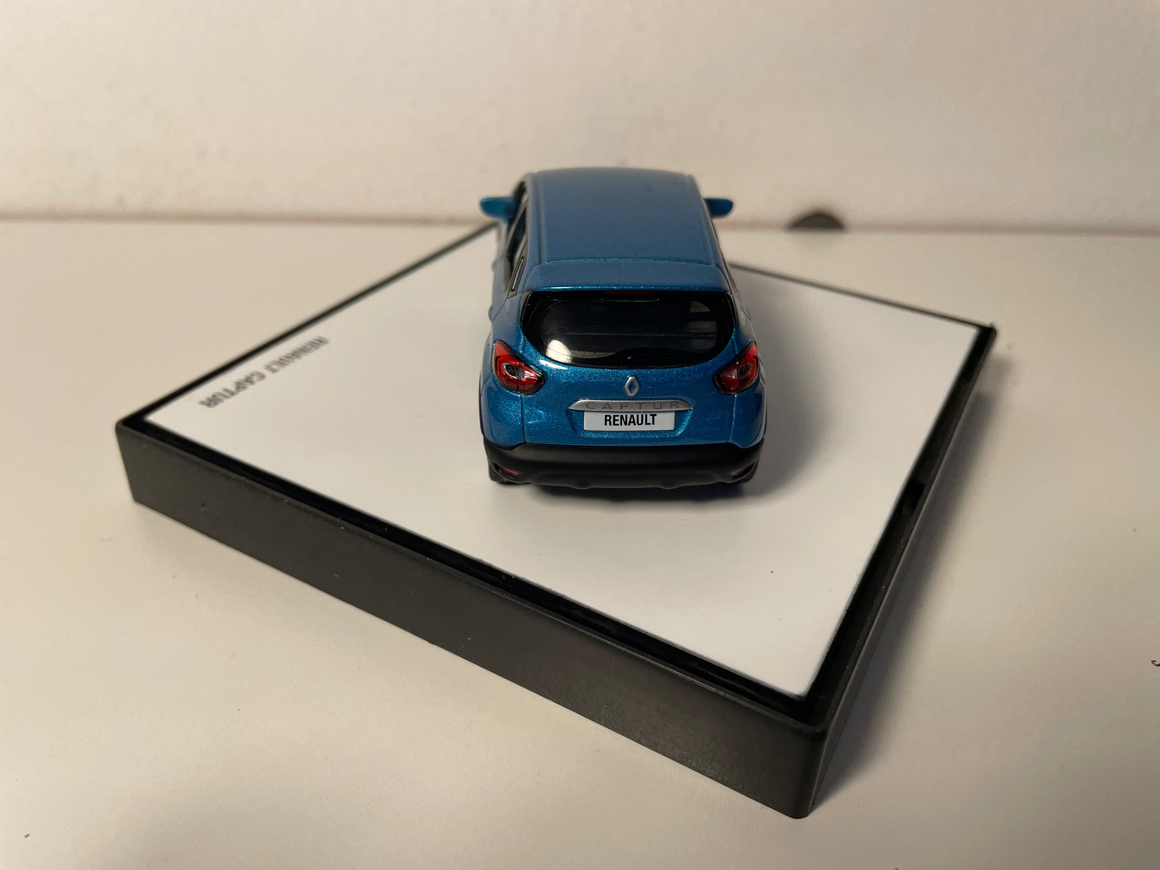 Renault Captur bleue - coffret boite carrée
