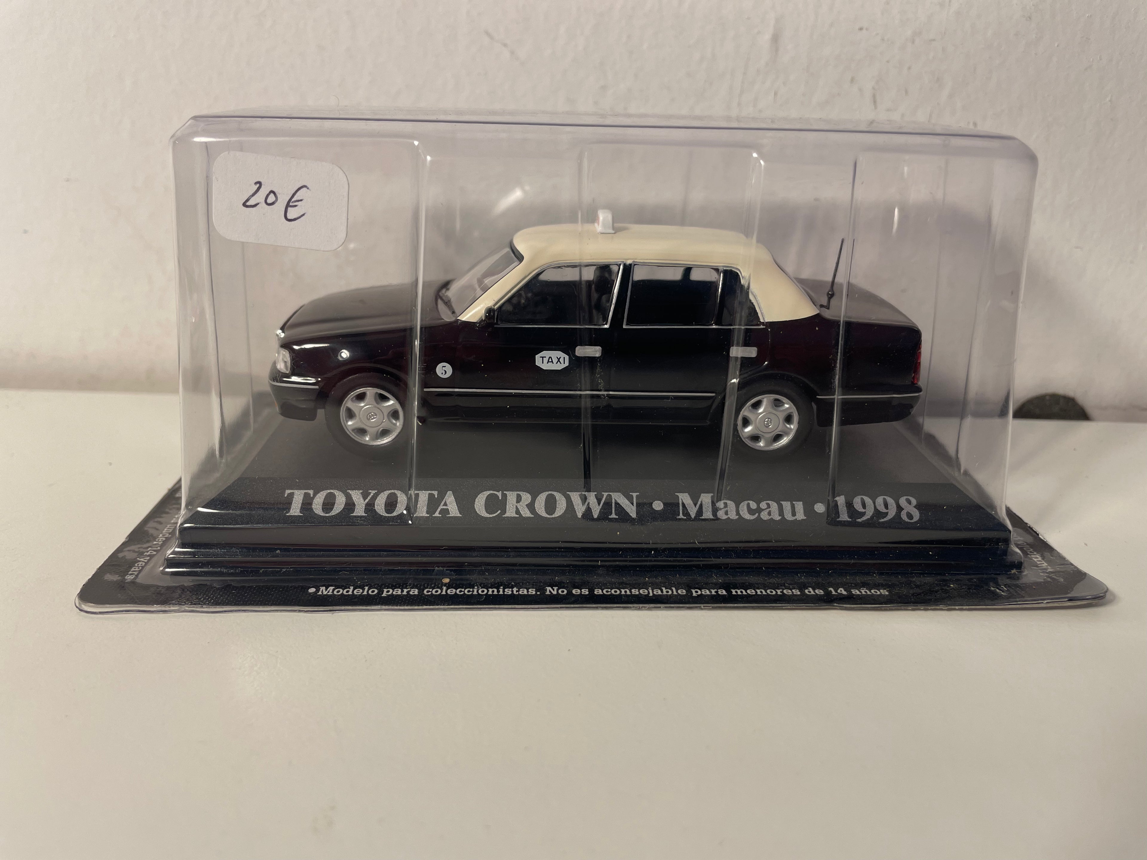 Toyota Crown czarna z kremowym dachem z 1998 roku - Taksówka w Makau (Chiny)