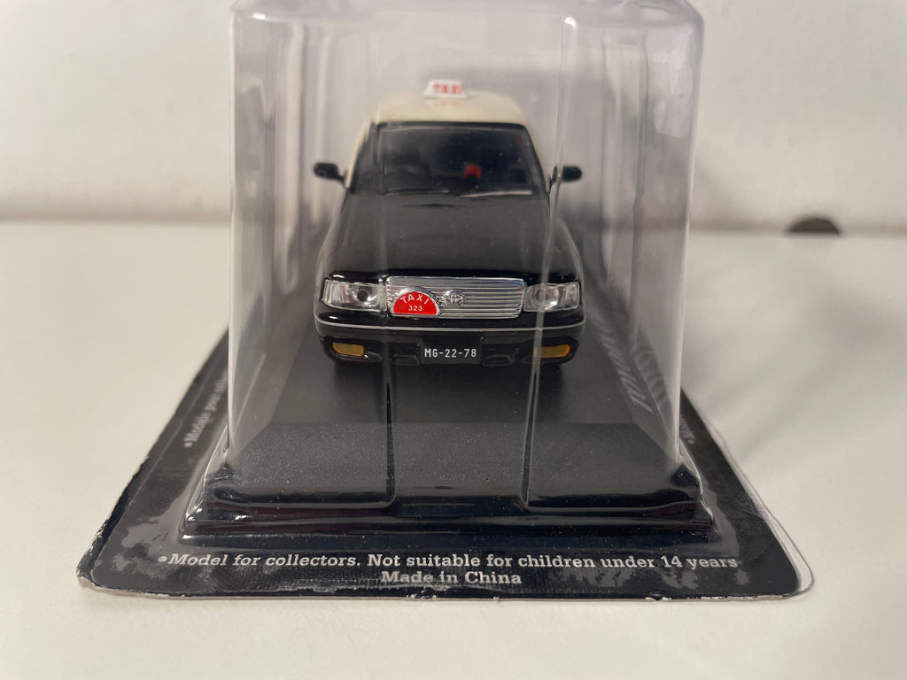 Toyota Crown czarna z kremowym dachem z 1998 roku - Taksówka w Makau (Chiny)