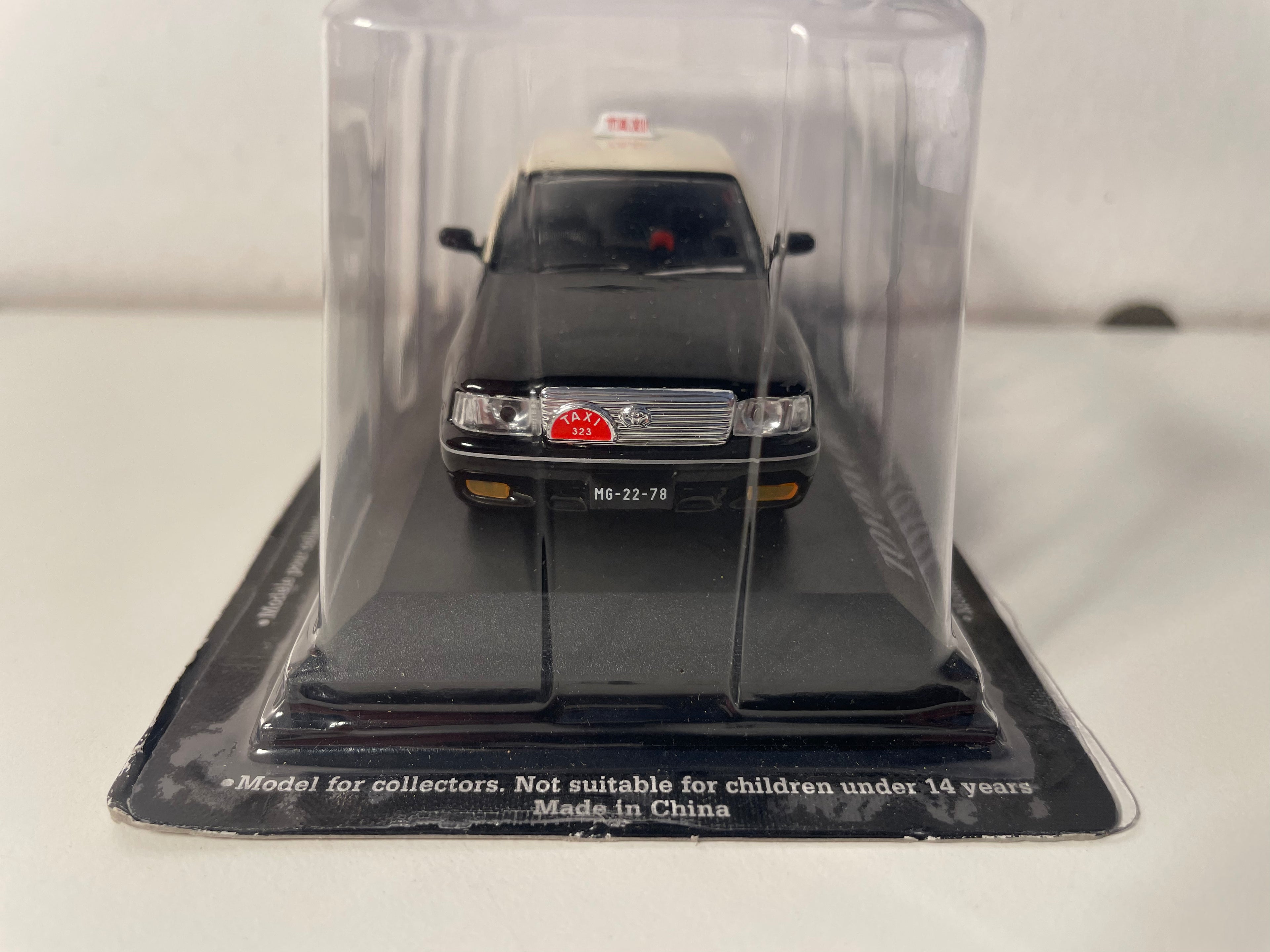 Toyota Crown czarna z kremowym dachem z 1998 roku - Taksówka w Makau (Chiny)