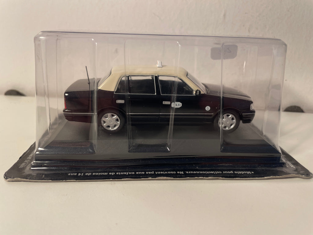 Toyota Crown czarna z kremowym dachem z 1998 roku - Taksówka w Makau (Chiny)