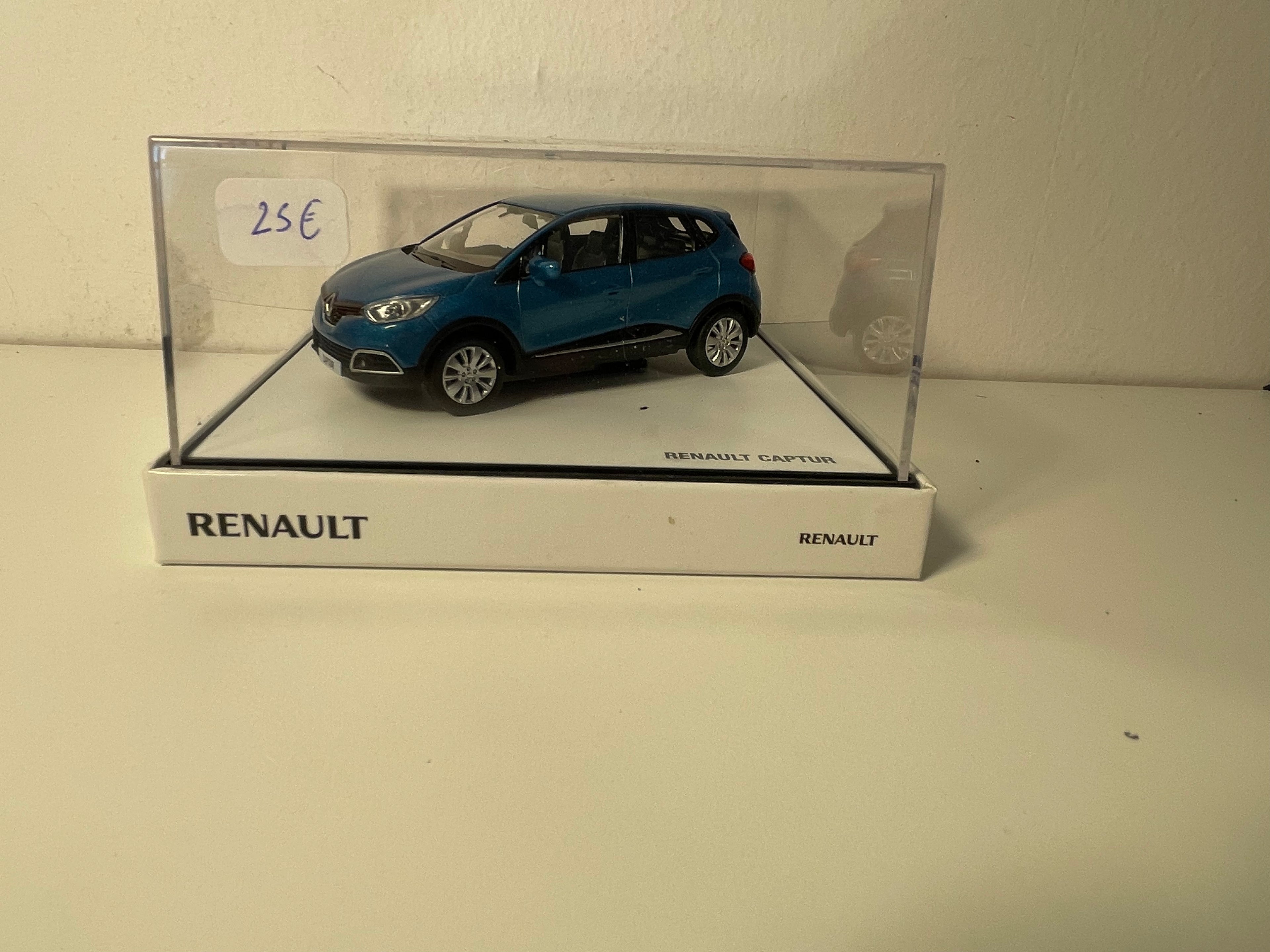 Renault Captur bleue - coffret boite carrée