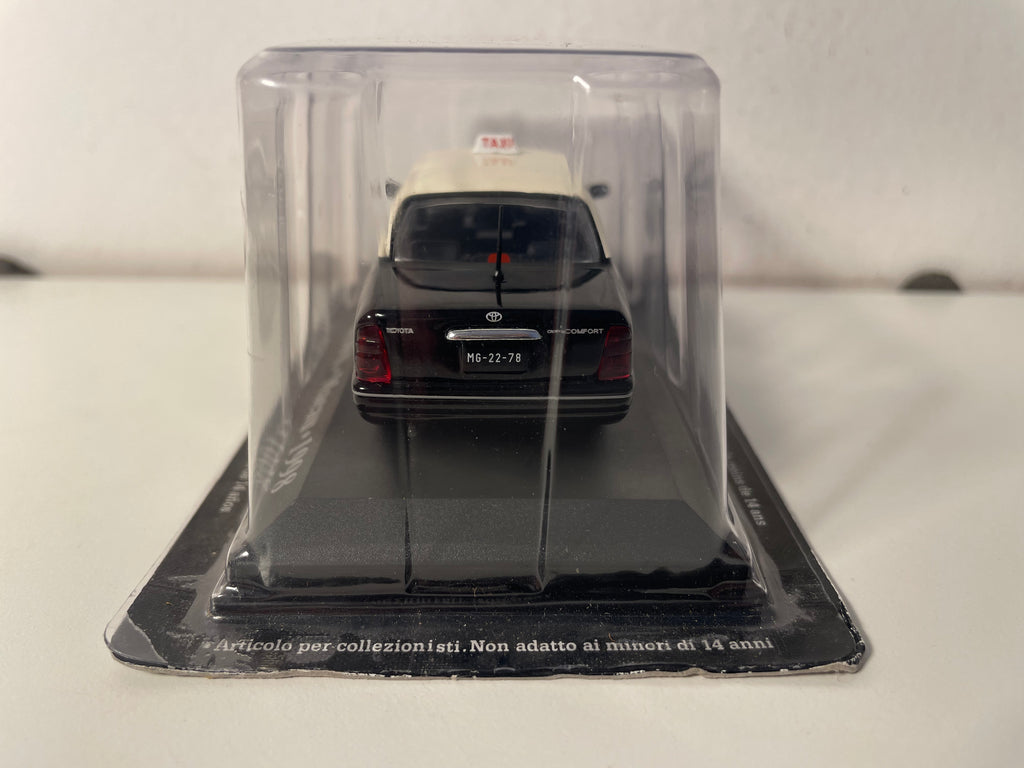 Toyota Crown czarna z kremowym dachem z 1998 roku - Taksówka w Makau (Chiny)