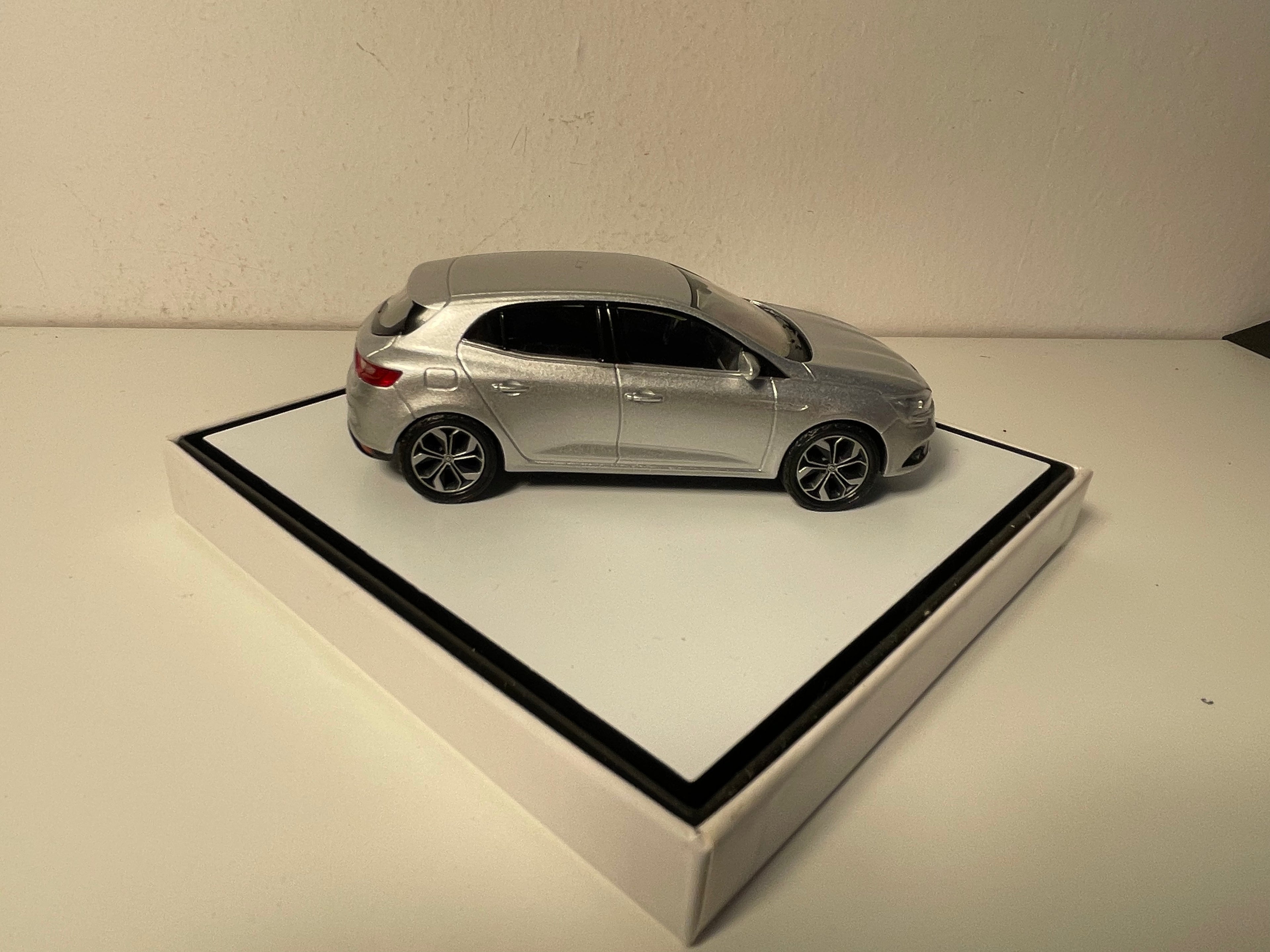 Renault Mégane szara - pudełko kwadratowe