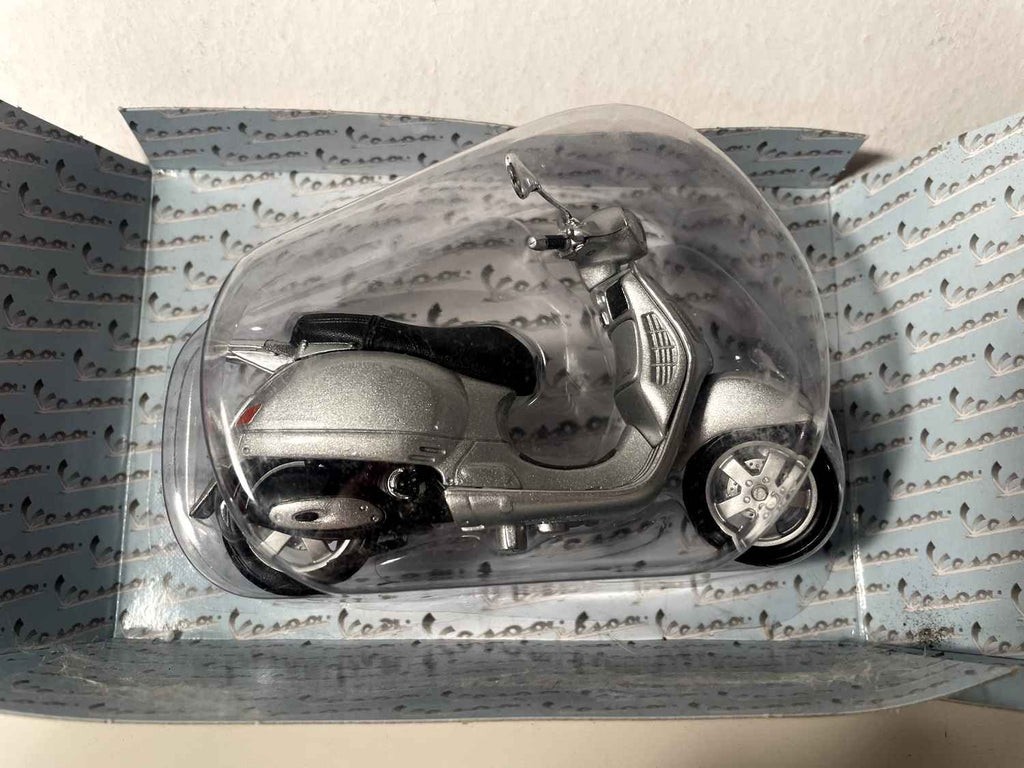 Vespa gris (selle longue) - Maisto