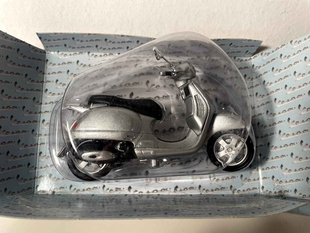 Vespa gris (selle longue) - Maisto