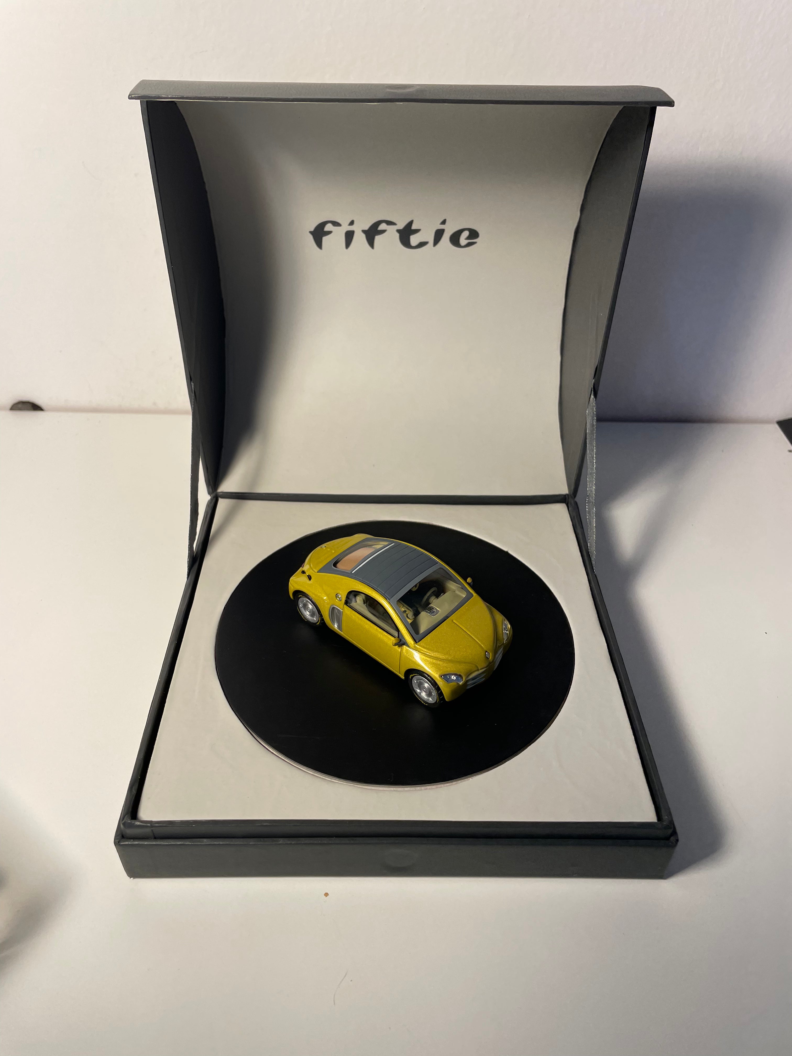 Renault Fiftie Geel van 1996 - Conceptcar - Bruine Vierkante Doos - NOREV