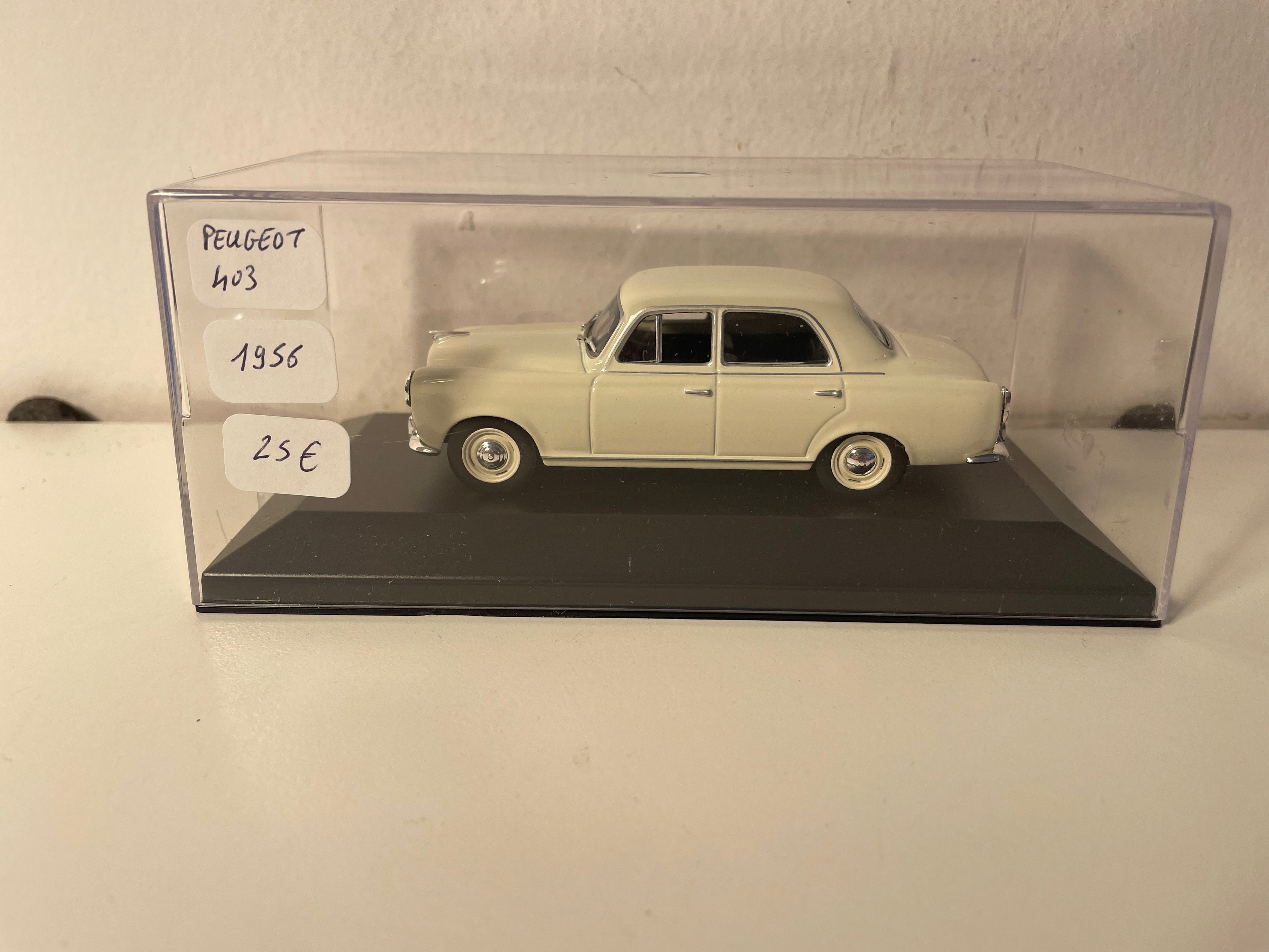 Peugeot 403 blanche (blanc cassé) de 1956 (voiture ajoutée sur un socle)