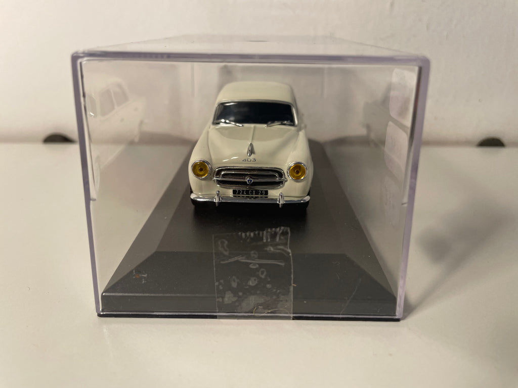 Peugeot 403 blanche (blanc cassé) de 1956 (voiture ajoutée sur un socle)