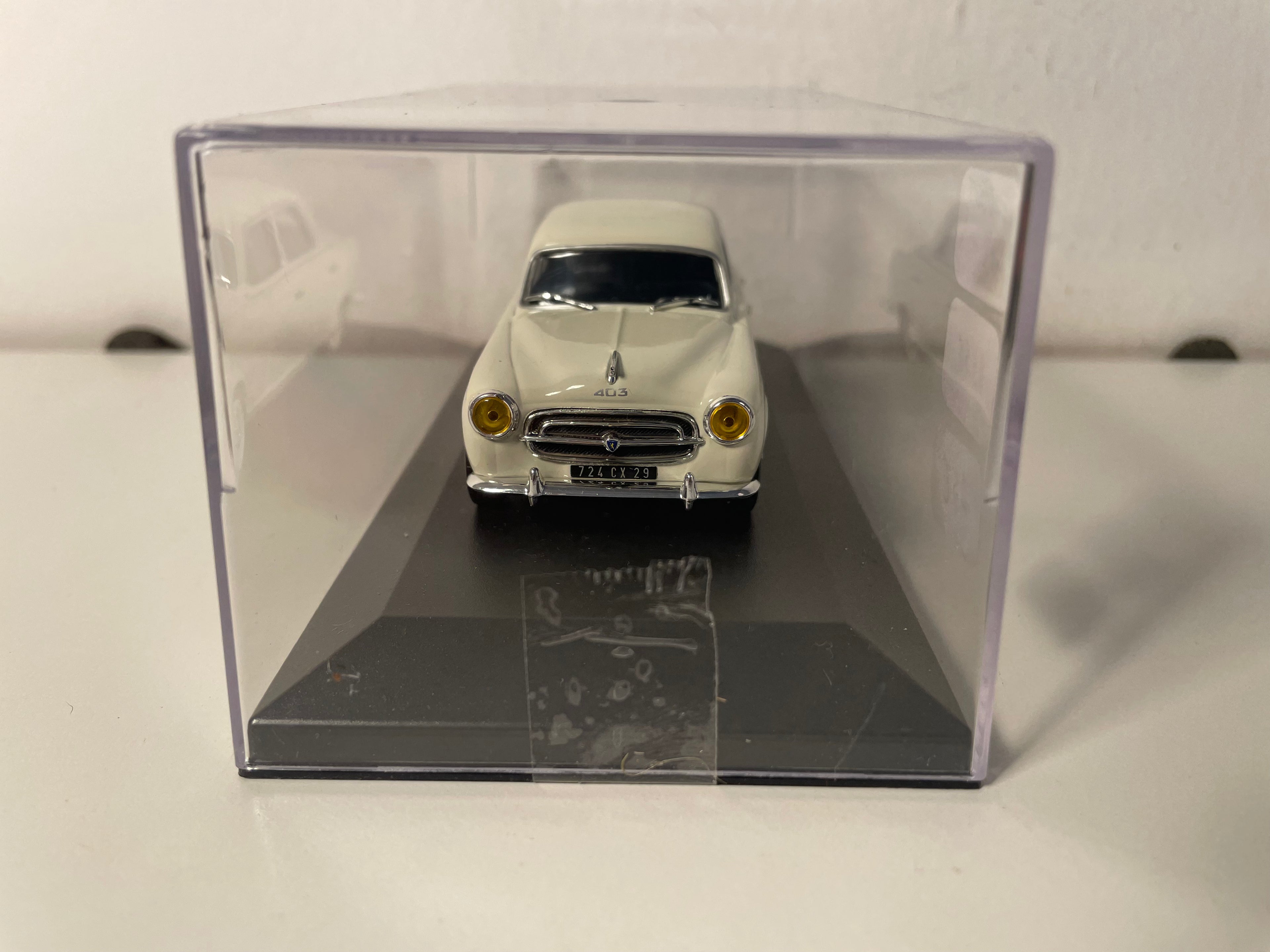 Peugeot 403 blanche (blanc cassé) de 1956 (voiture ajoutée sur un socle)