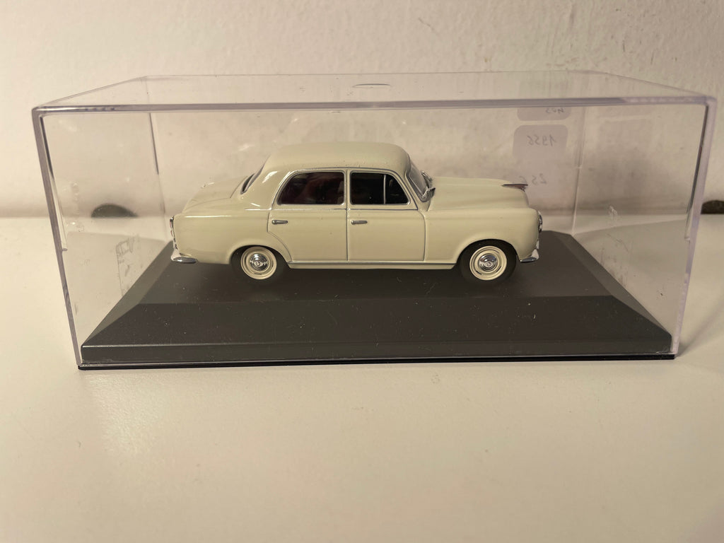 Peugeot 403 blanche (blanc cassé) de 1956 (voiture ajoutée sur un socle)