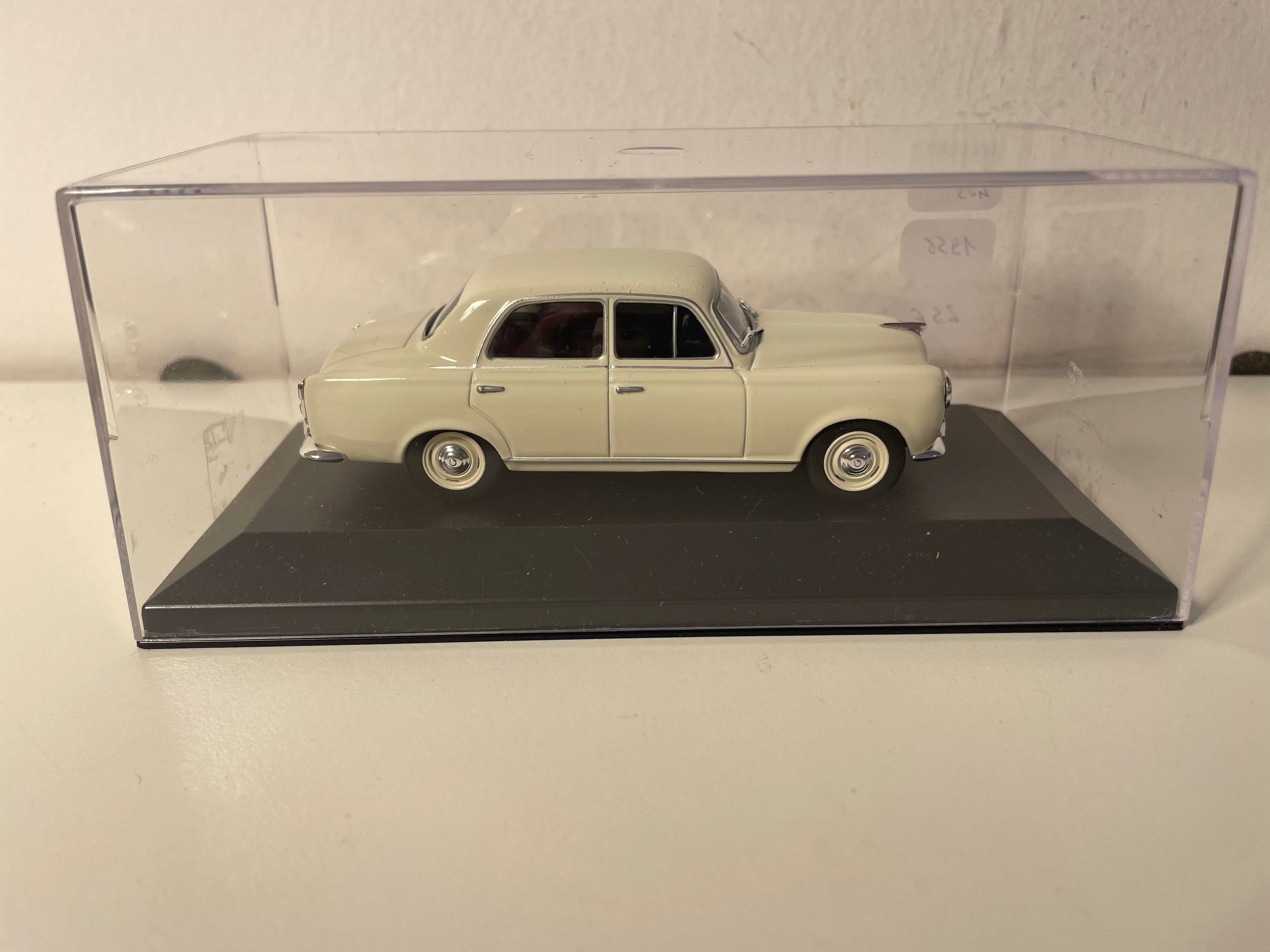 Peugeot 403 blanche (blanc cassé) de 1956 (voiture ajoutée sur un socle)