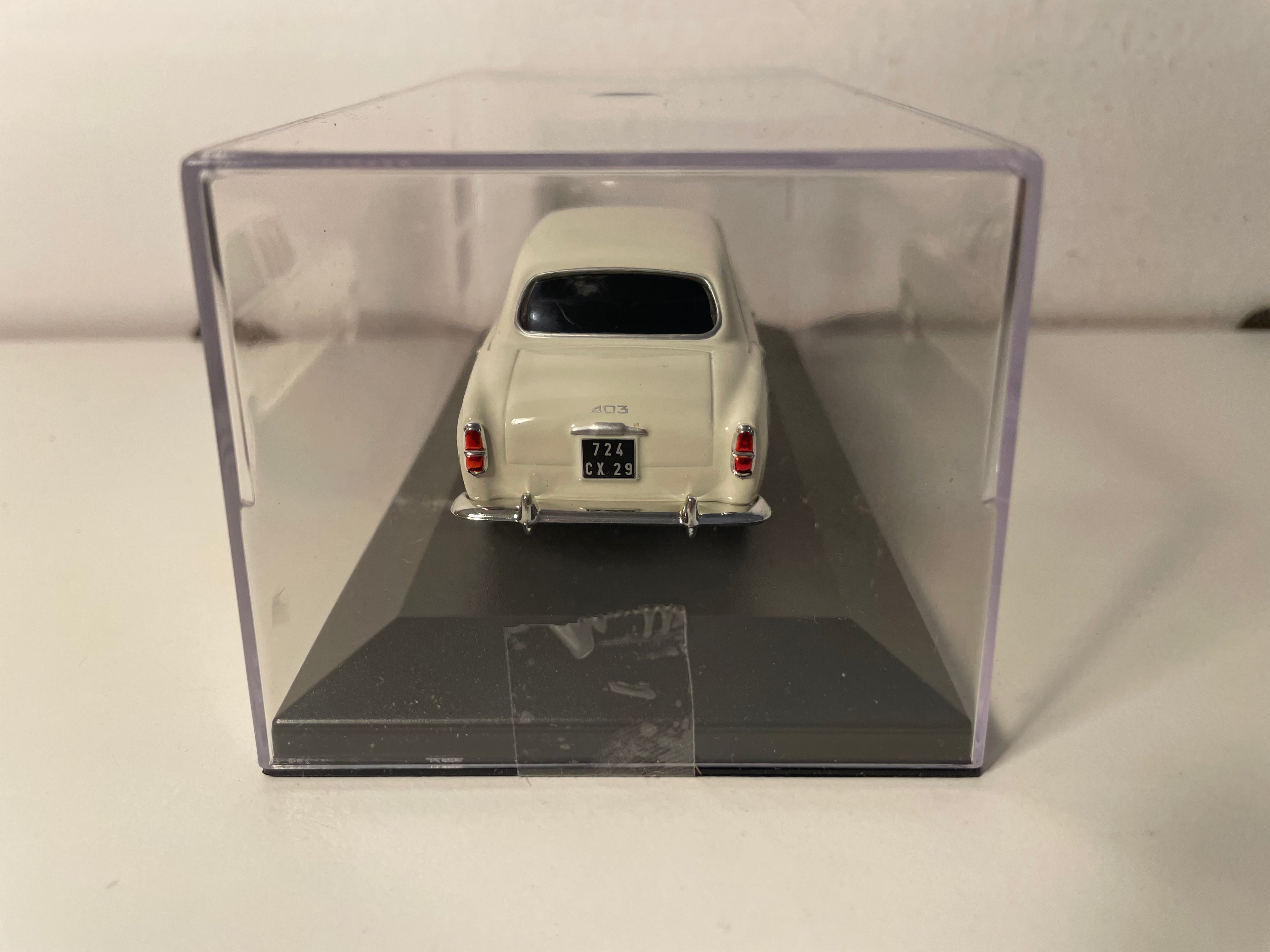 Peugeot 403 blanche (blanc cassé) de 1956 (voiture ajoutée sur un socle)