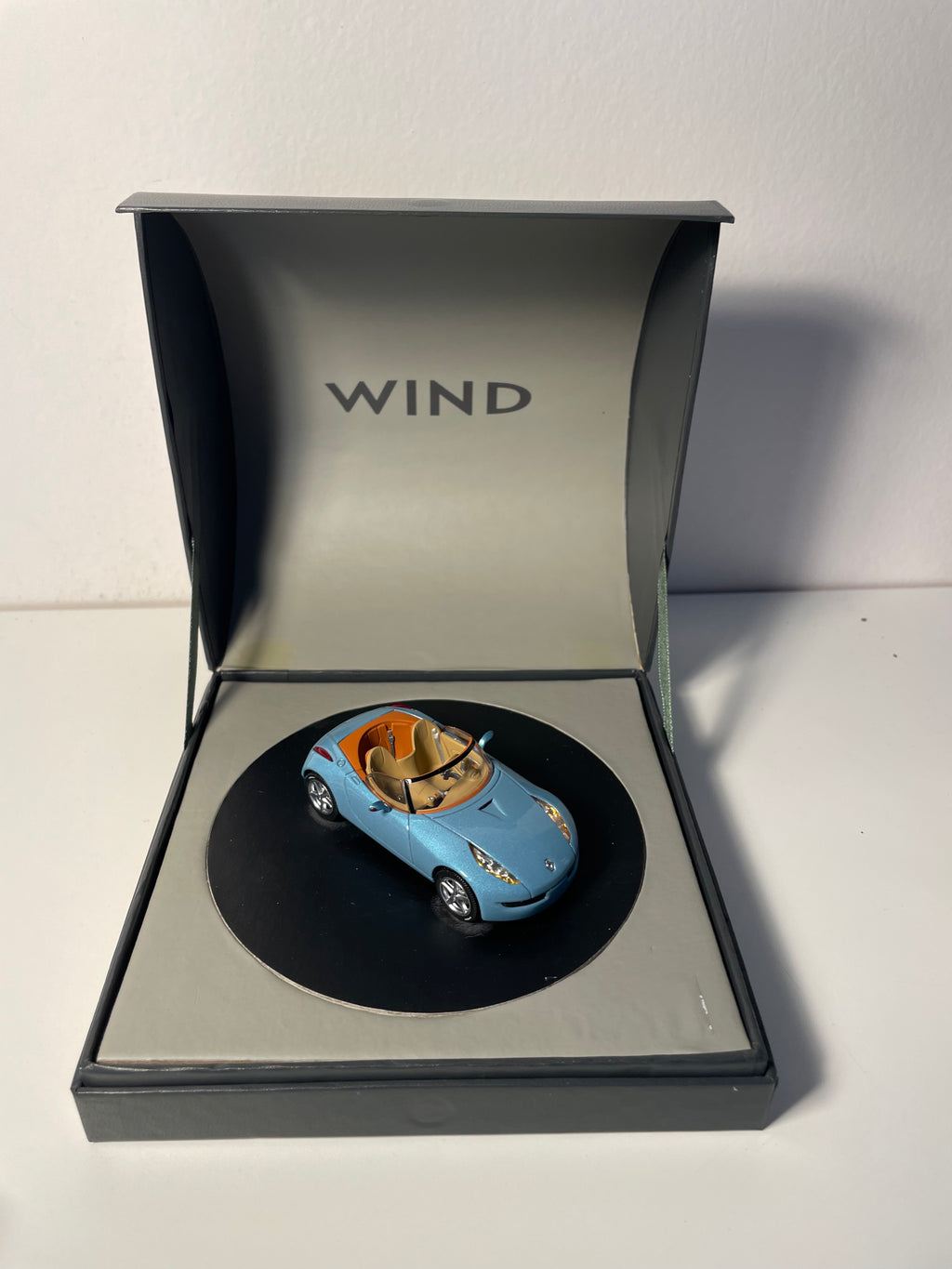 Renault Wind bleue - Concept car - coffret boite carréé marron - NOREV