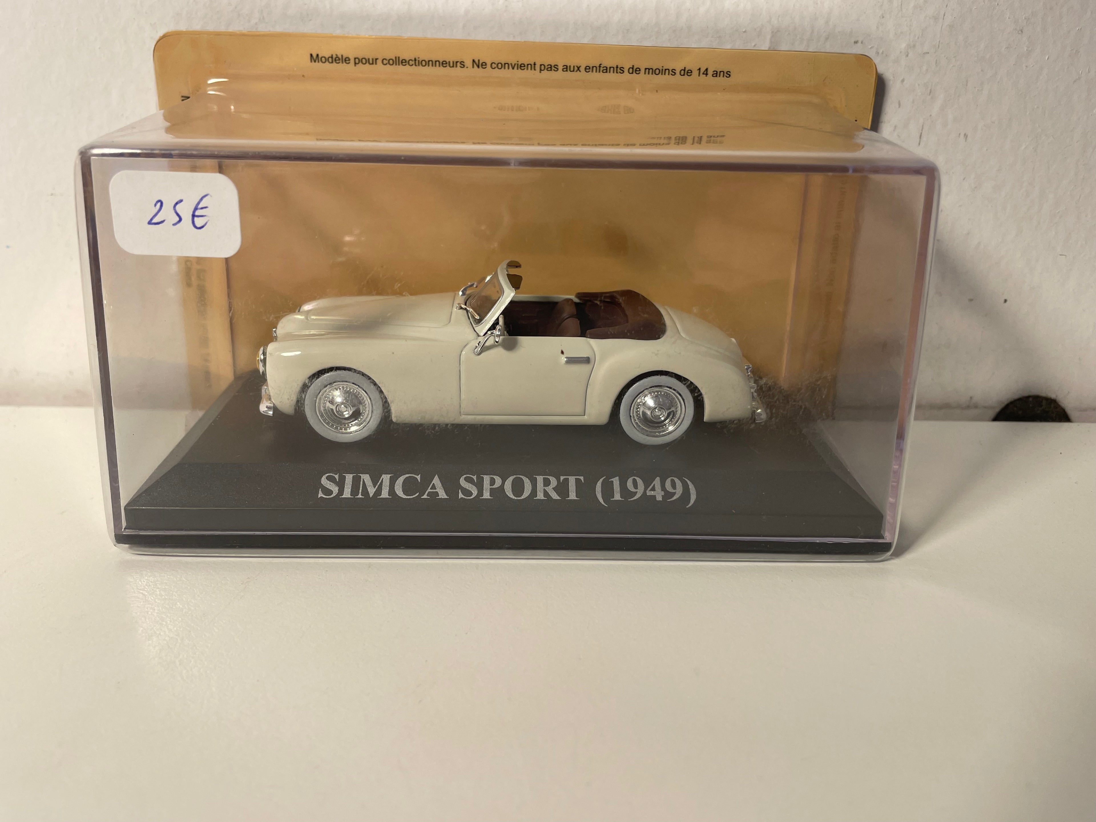 Off-wäiss SIMCA Sport vun 1949