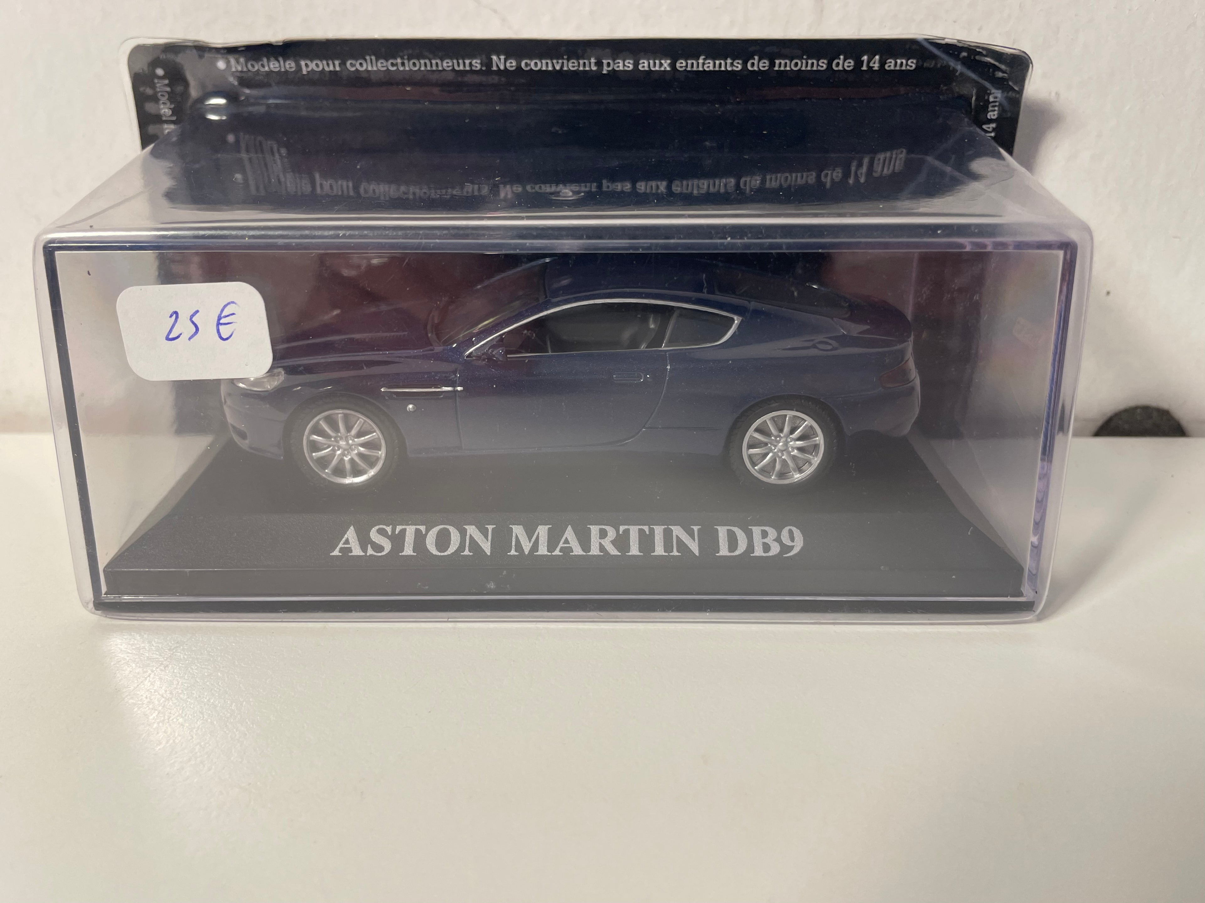 Aston Martin DB9 an donkelblo