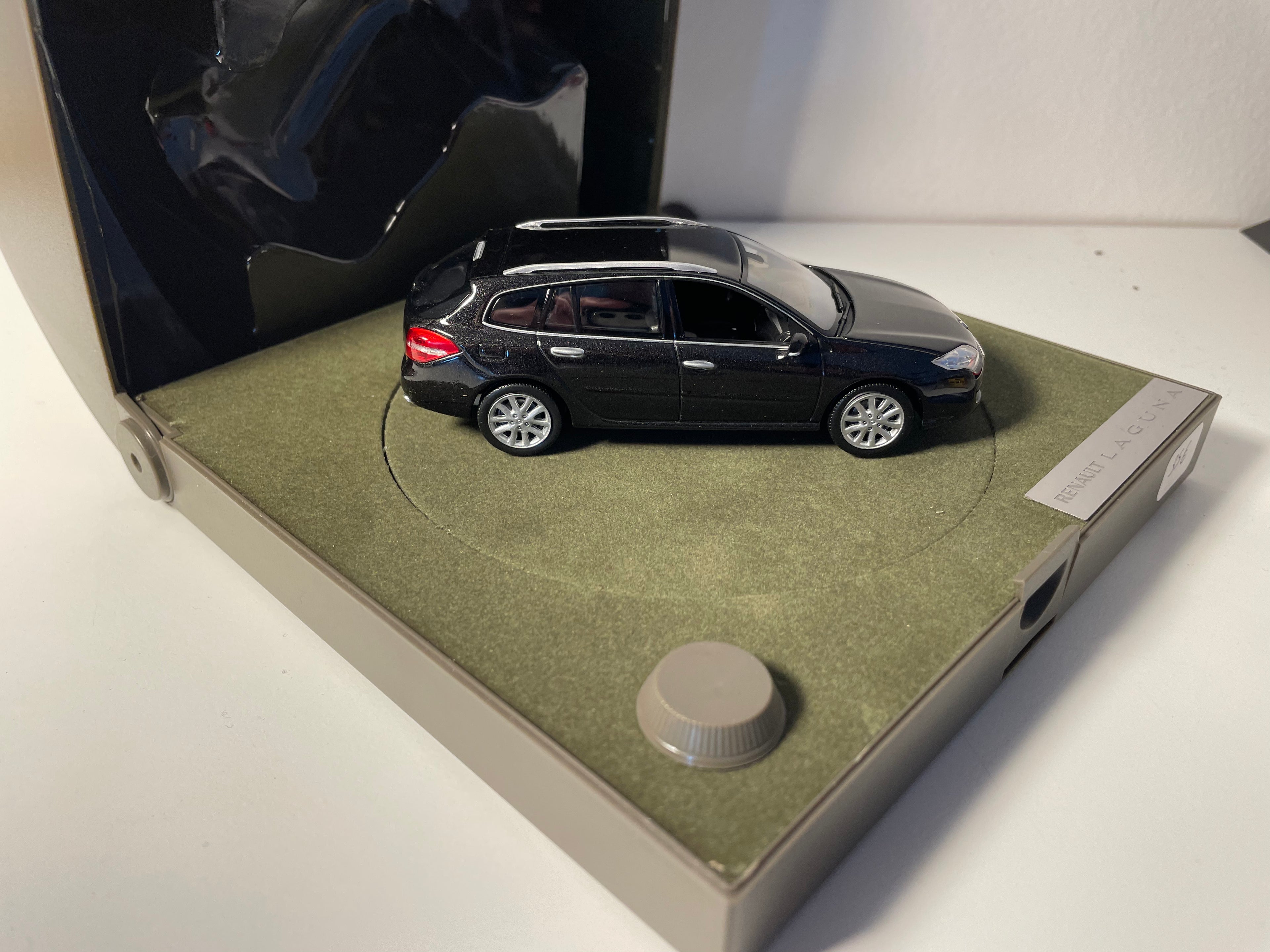 Renault Laguna Estate schwaarz perlé - braune viereckig Box - NOREV