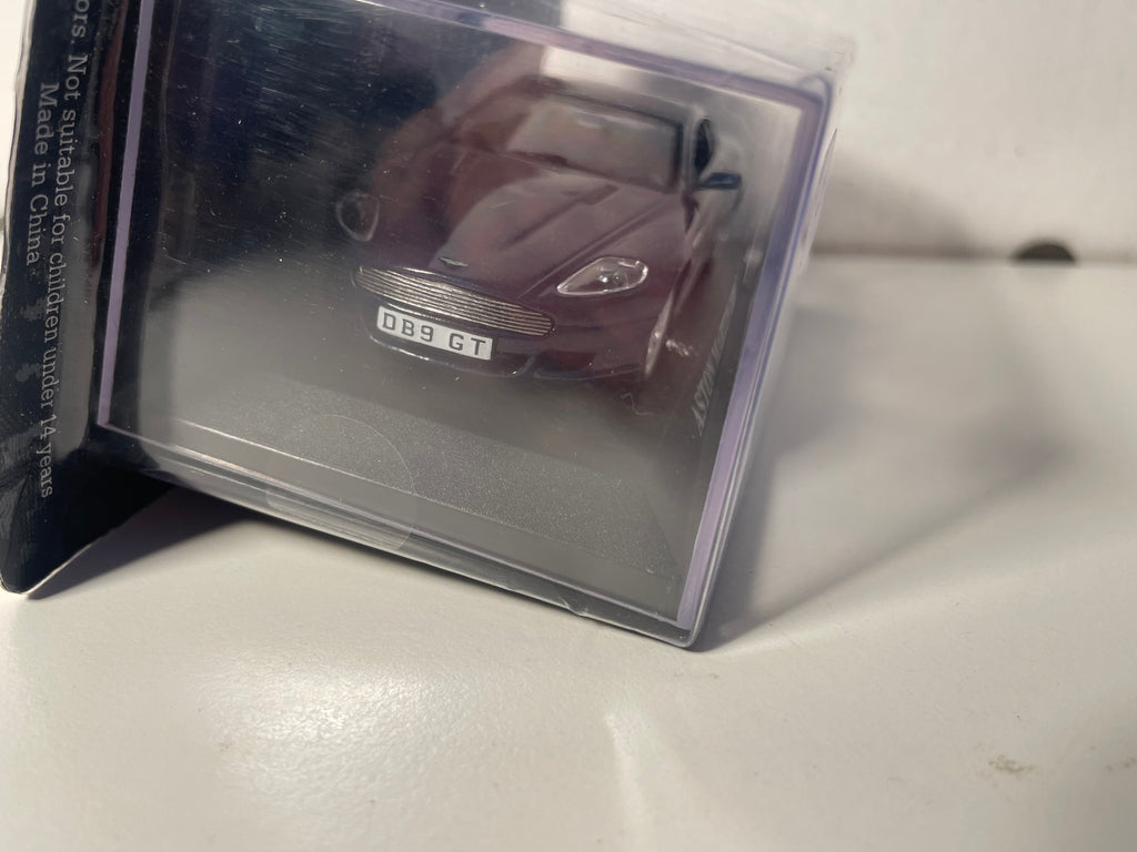 Aston Martin DB9 an donkelblo