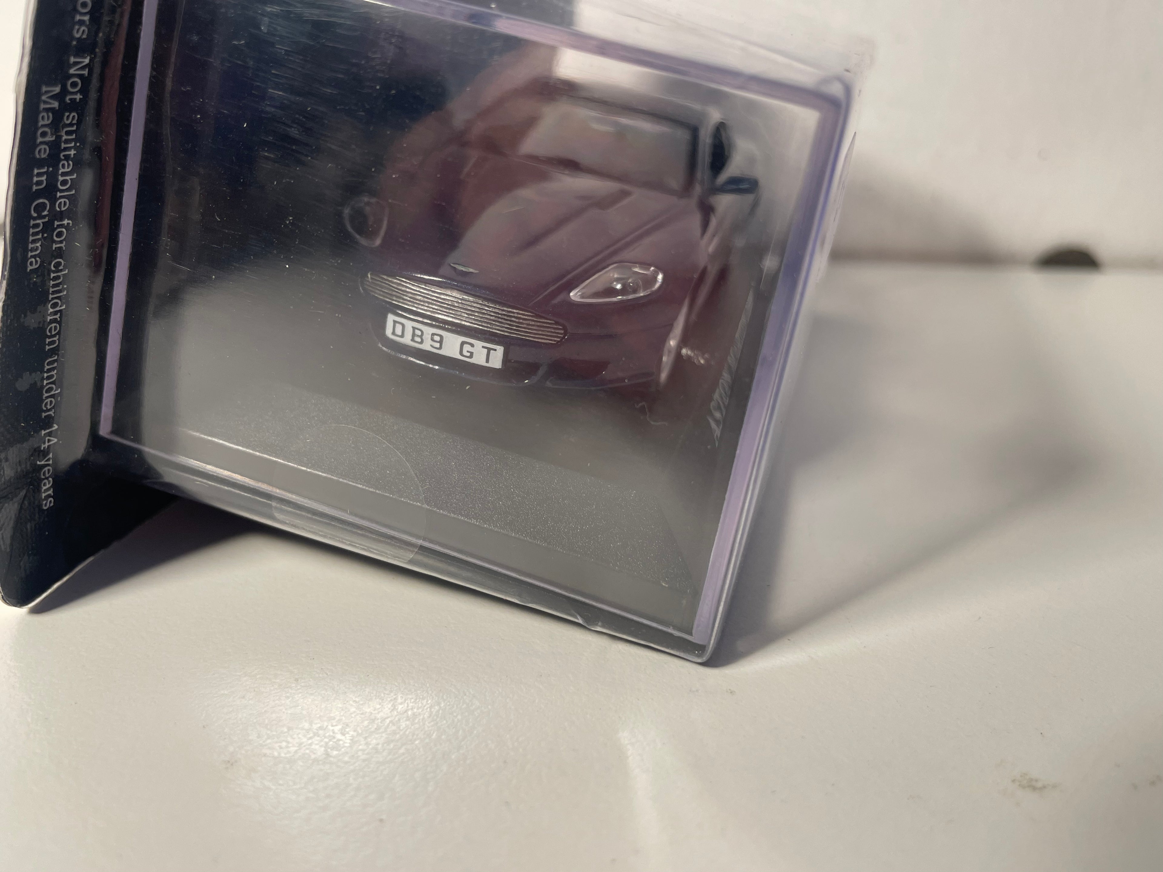 Aston Martin DB9 an donkelblo