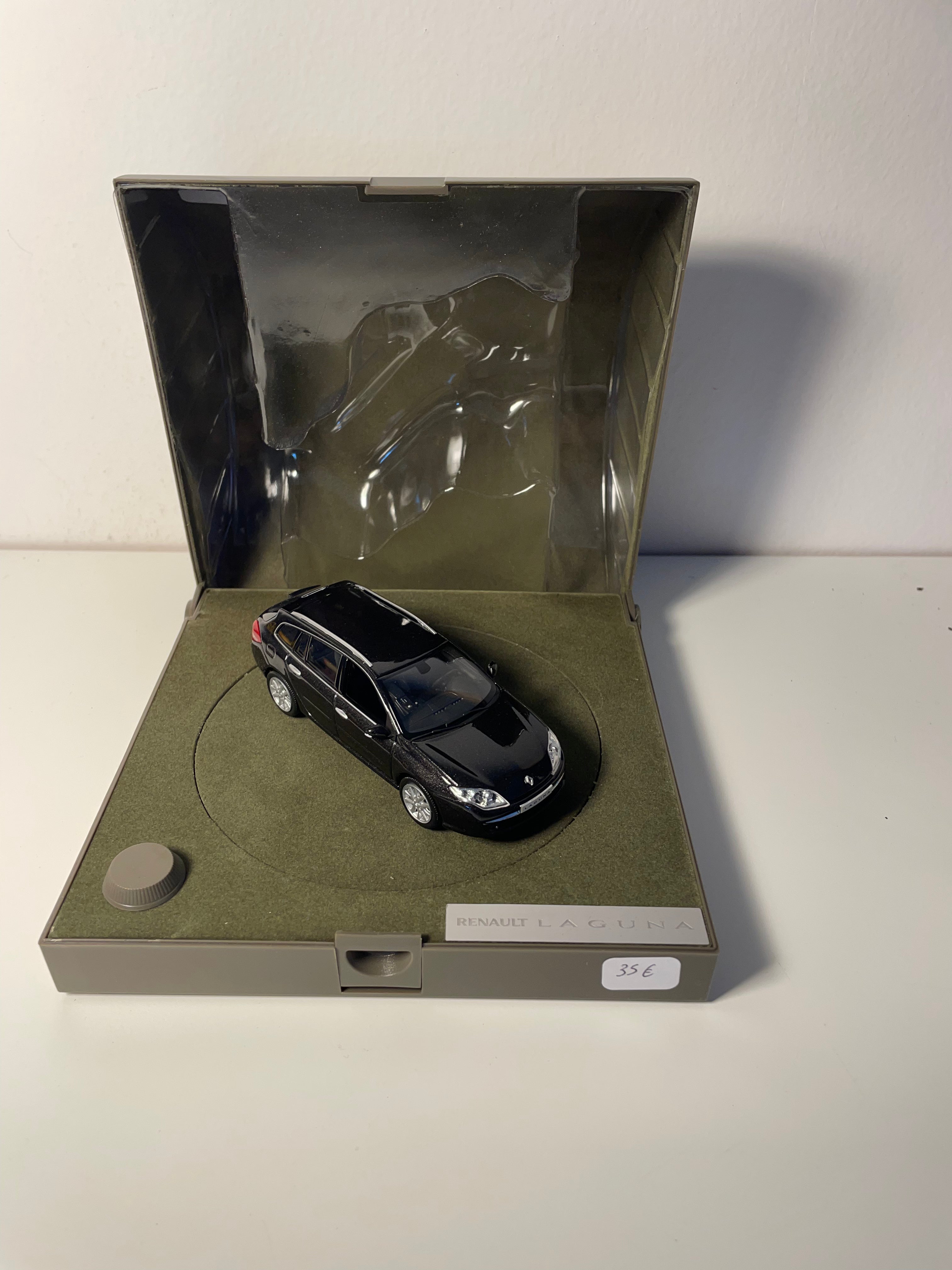 Renault Laguna Estate schwaarz perlé - braune viereckig Box - NOREV