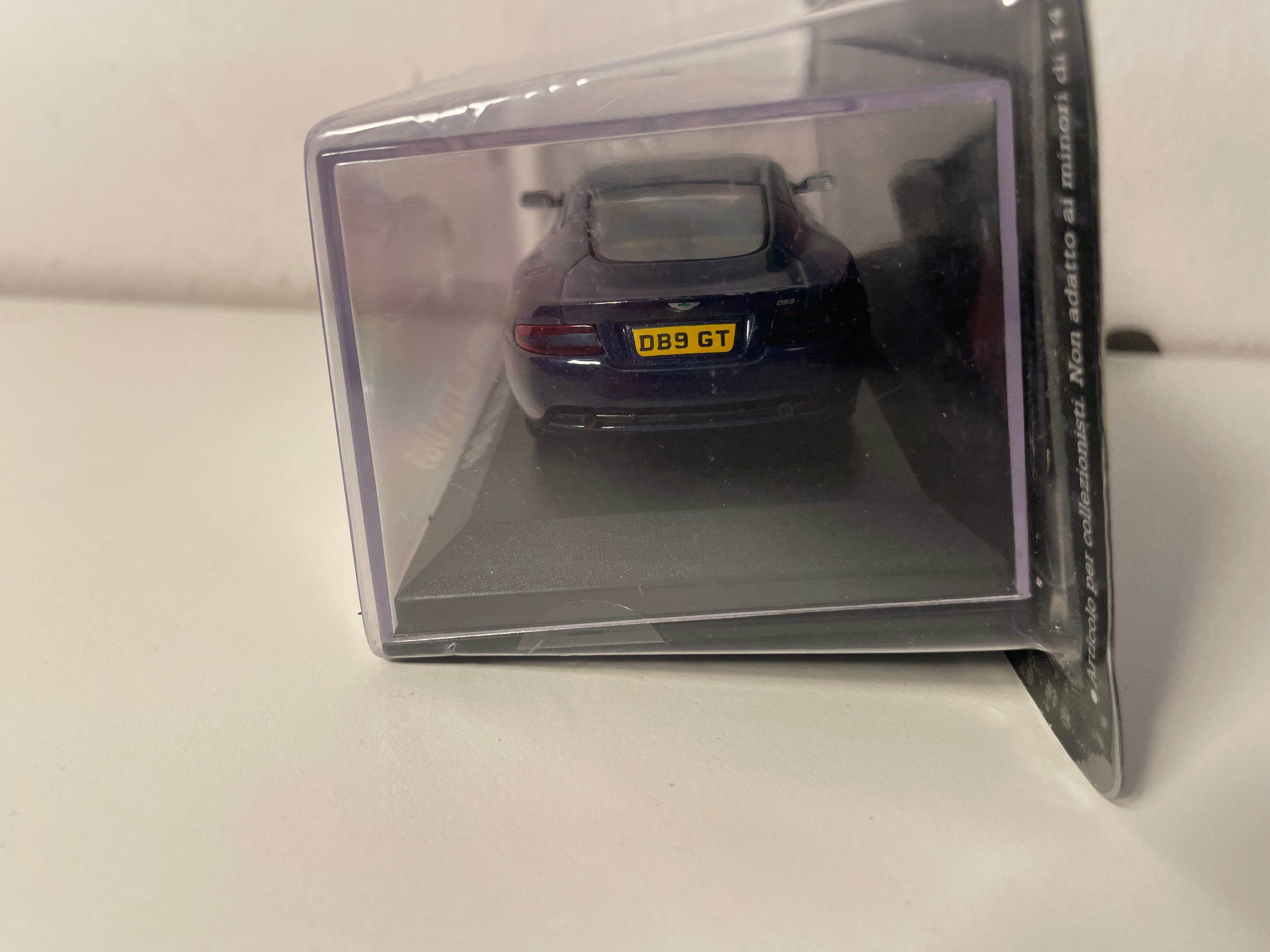 Aston Martin DB9 an donkelblo