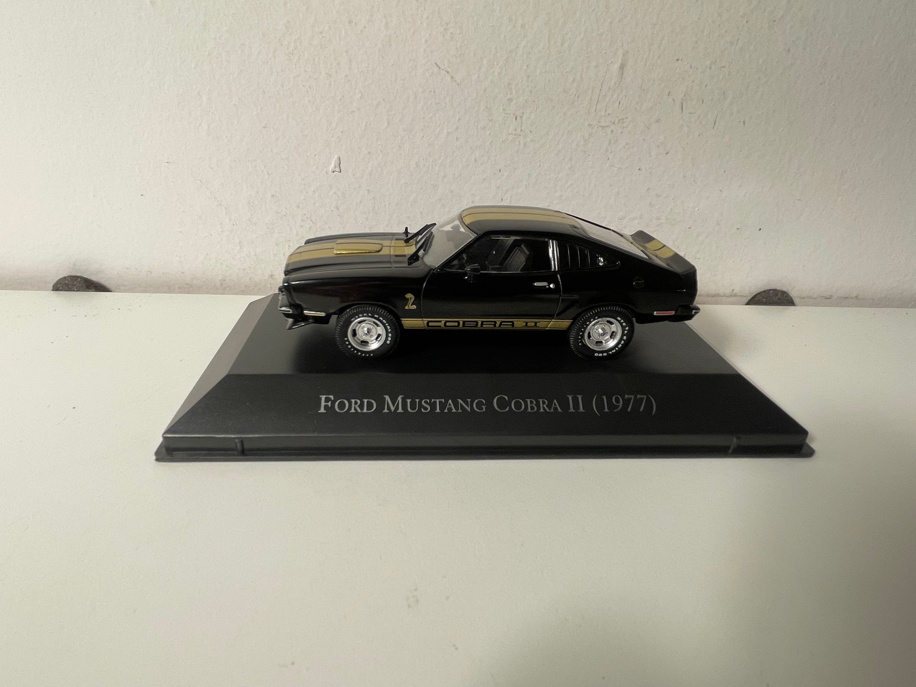 Ford Mustang Cobra 2 noire et dorée de 1977 (voiture américaine)