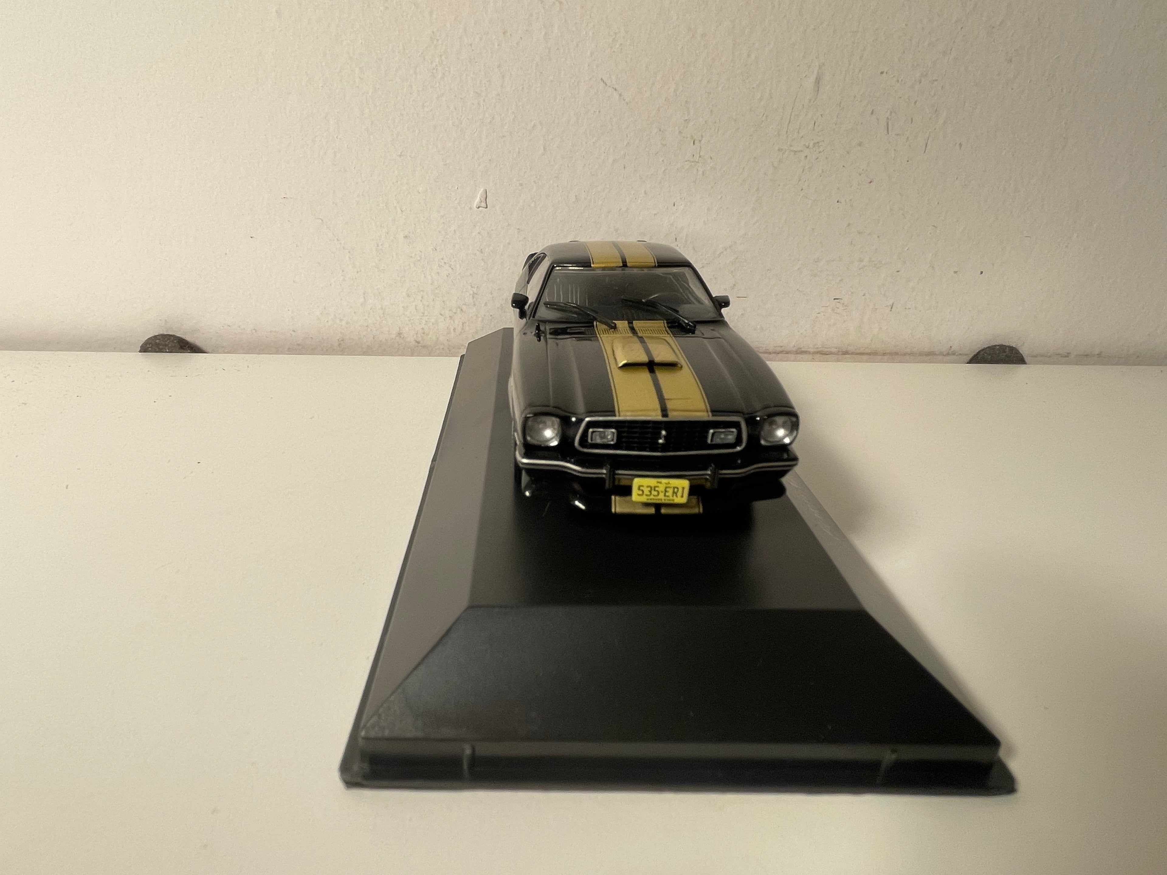 Ford Mustang Cobra 2 noire et dorée de 1977 (voiture américaine)
