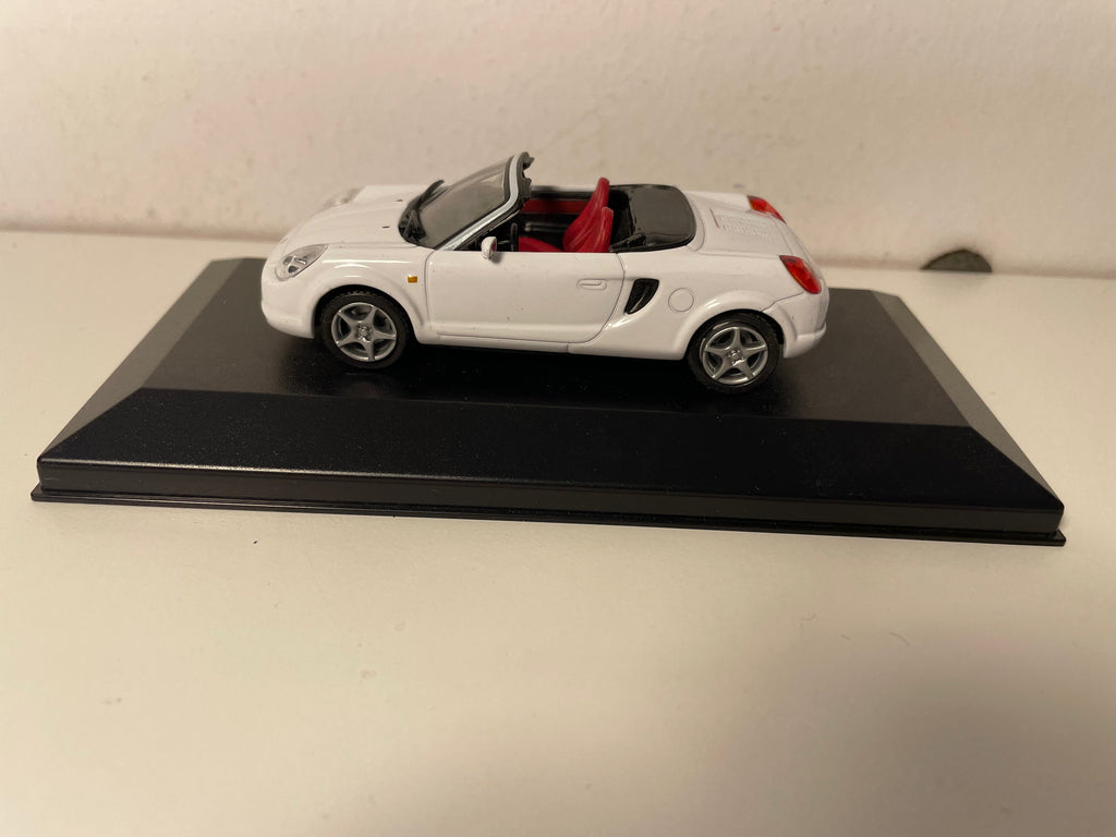 Toyota MR2 blanche de 2000 (voiture rajoutée sur un socle