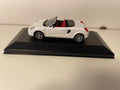 Toyota MR2 bianca del 2000 (auto posizionata su una base