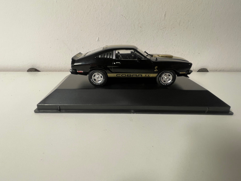 Ford Mustang Cobra 2 noire et dorée de 1977 (voiture américaine)