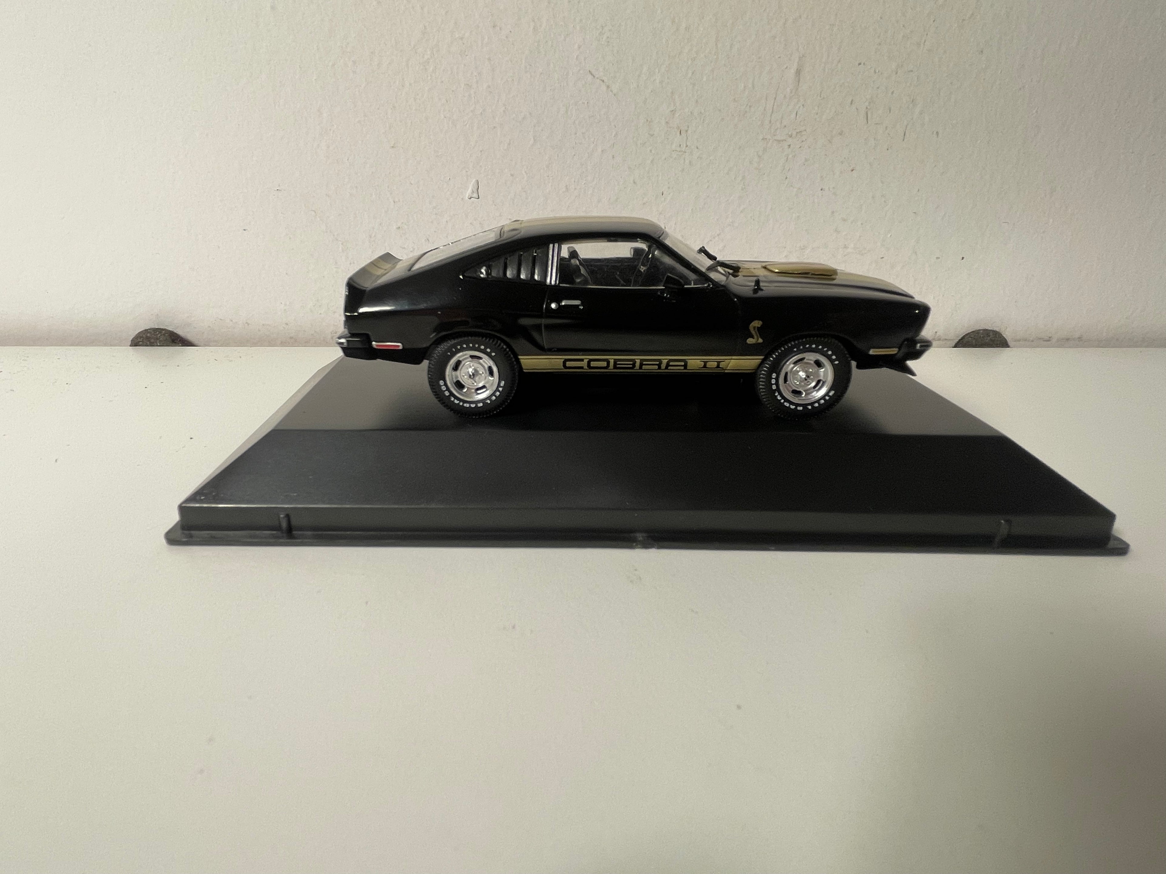 Ford Mustang Cobra 2 noire et dorée de 1977 (voiture américaine)