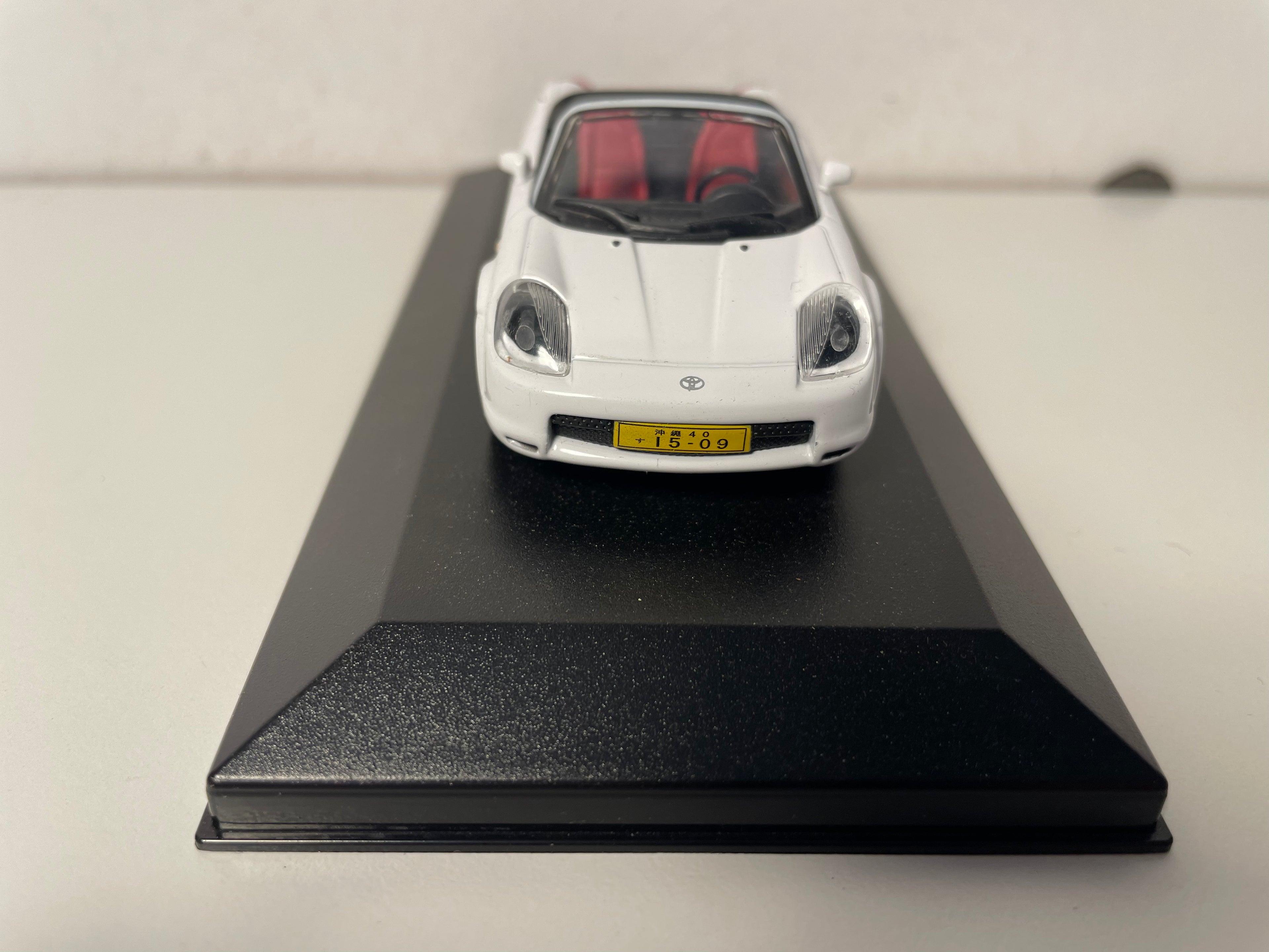 Toyota MR2 blanca de 2000 (coche colocado en una base