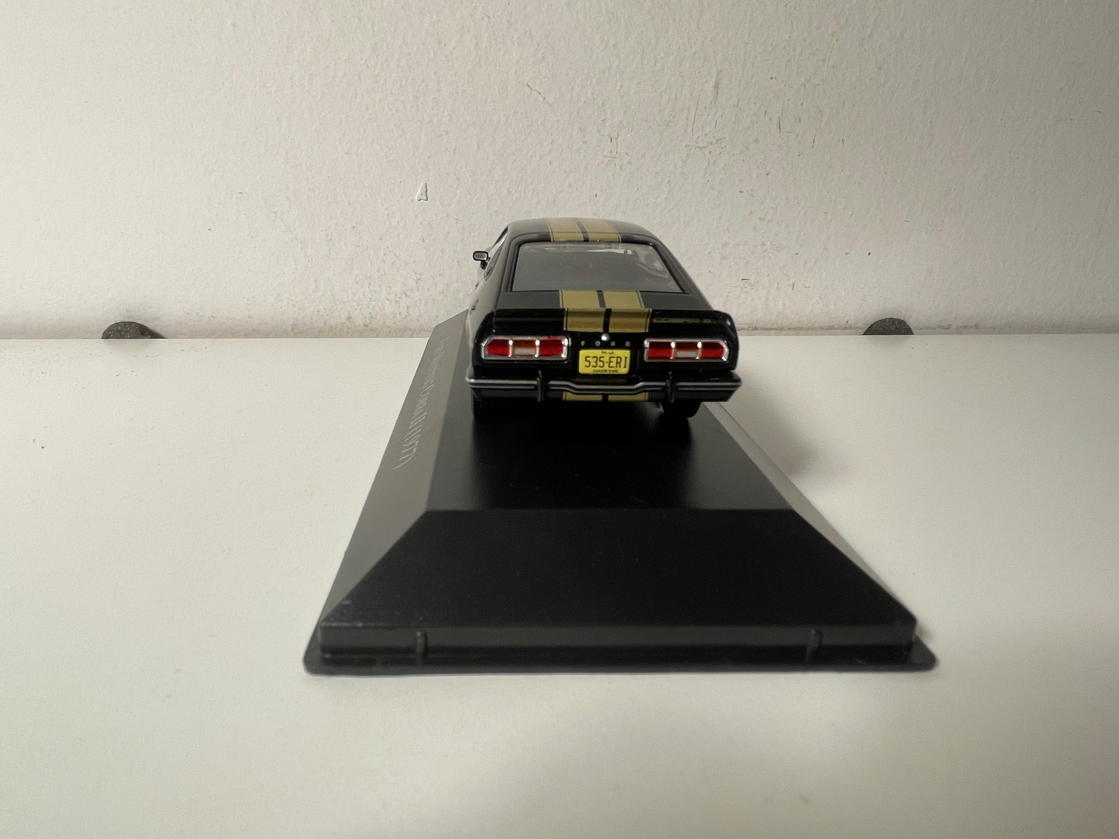 Ford Mustang Cobra 2 noire et dorée de 1977 (voiture américaine)